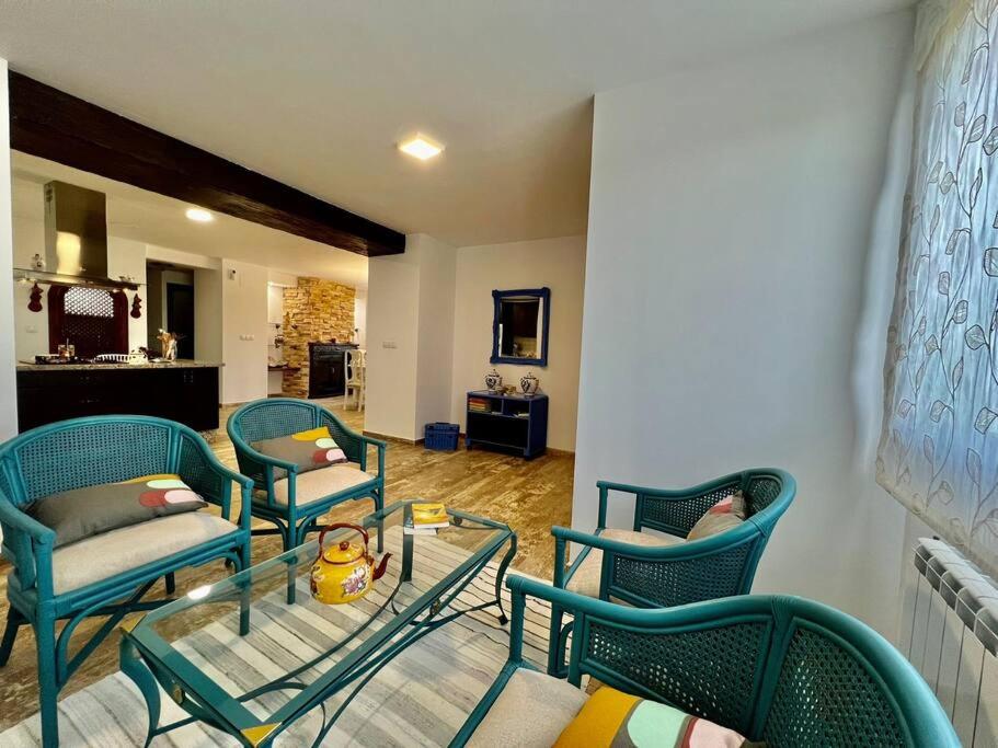 Six-Bedroom House photo 2