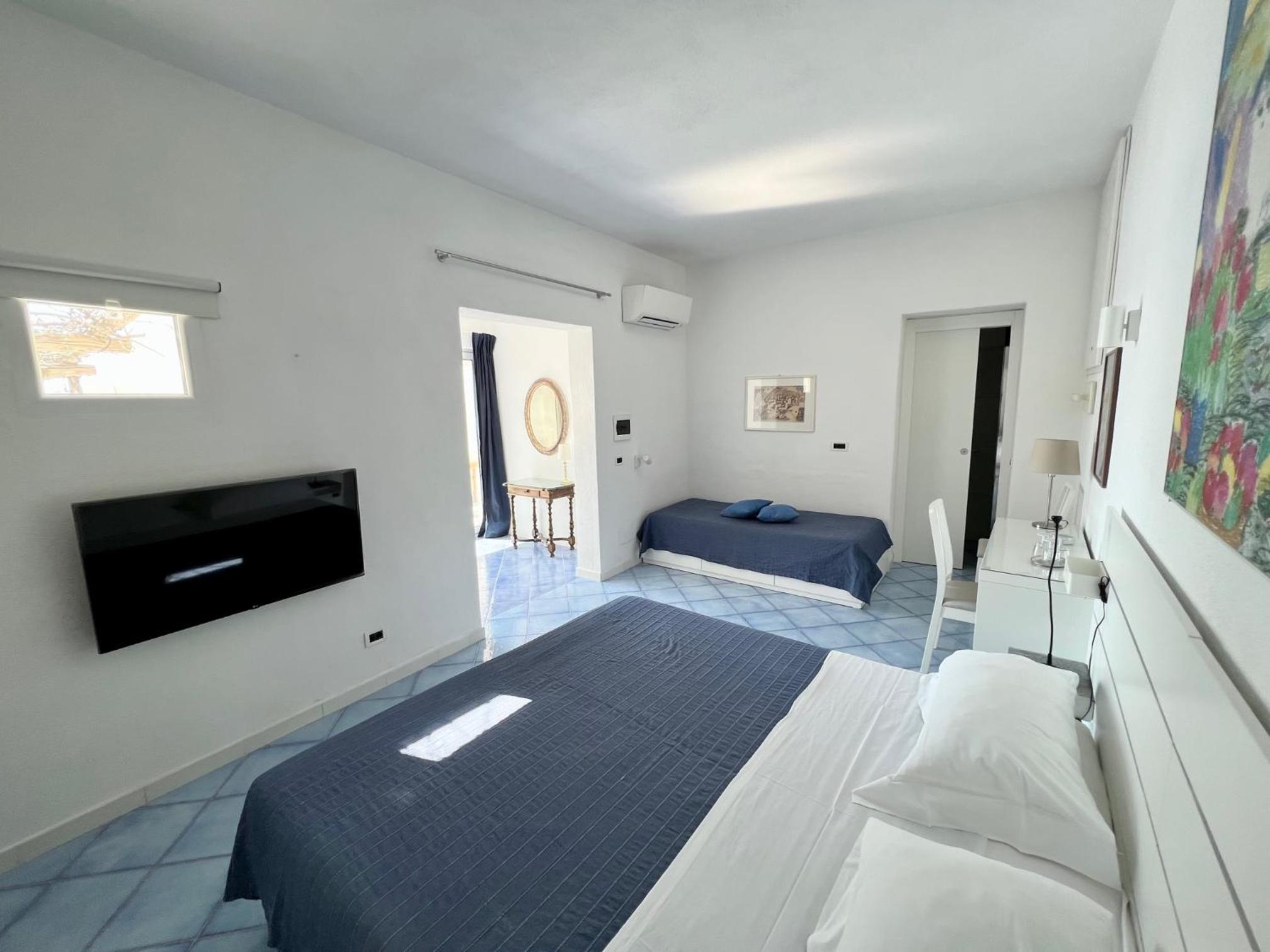 Deluxe Triple Room with Terrace and Sea View - Photo 1