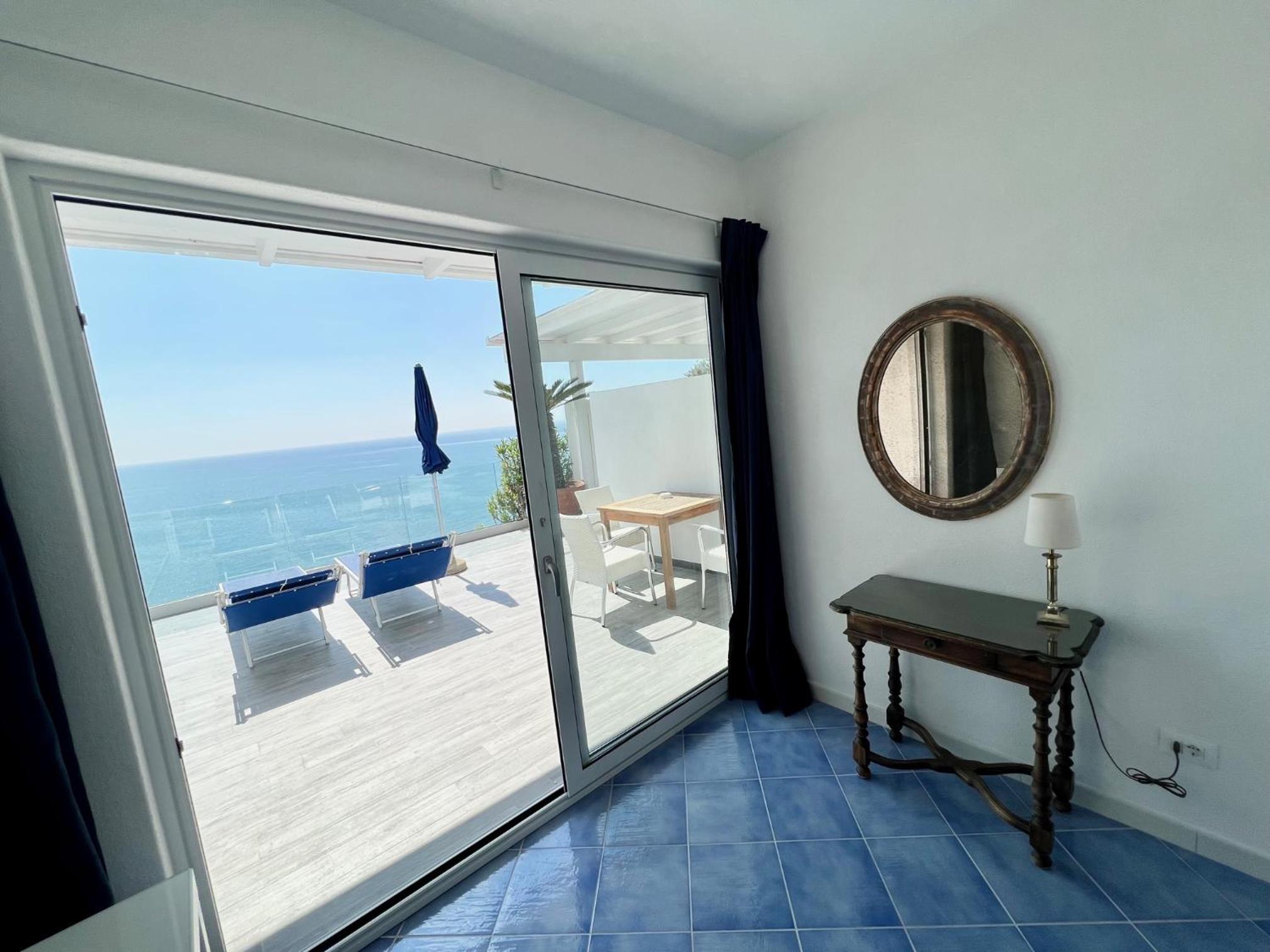 Deluxe Triple Room with Terrace and Sea View - Photo 22