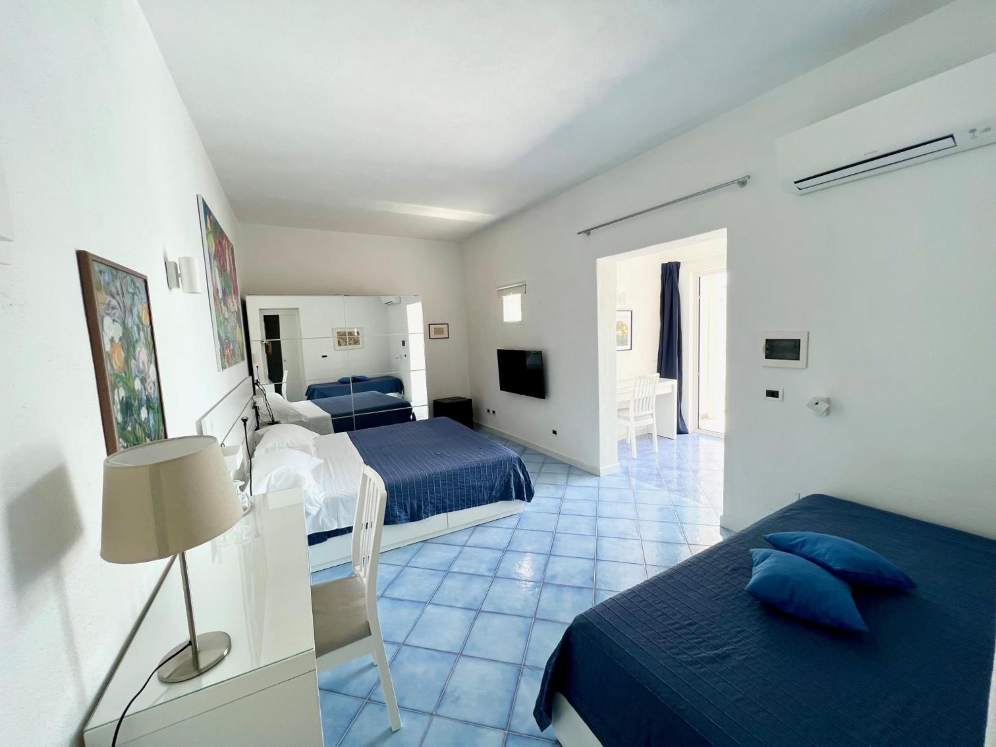 Deluxe Triple Room with Terrace and Sea View - Photo 3