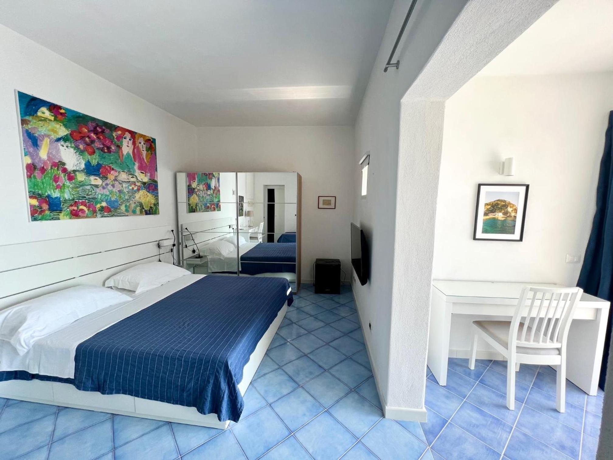 Deluxe Triple Room with Terrace and Sea View - Photo 4