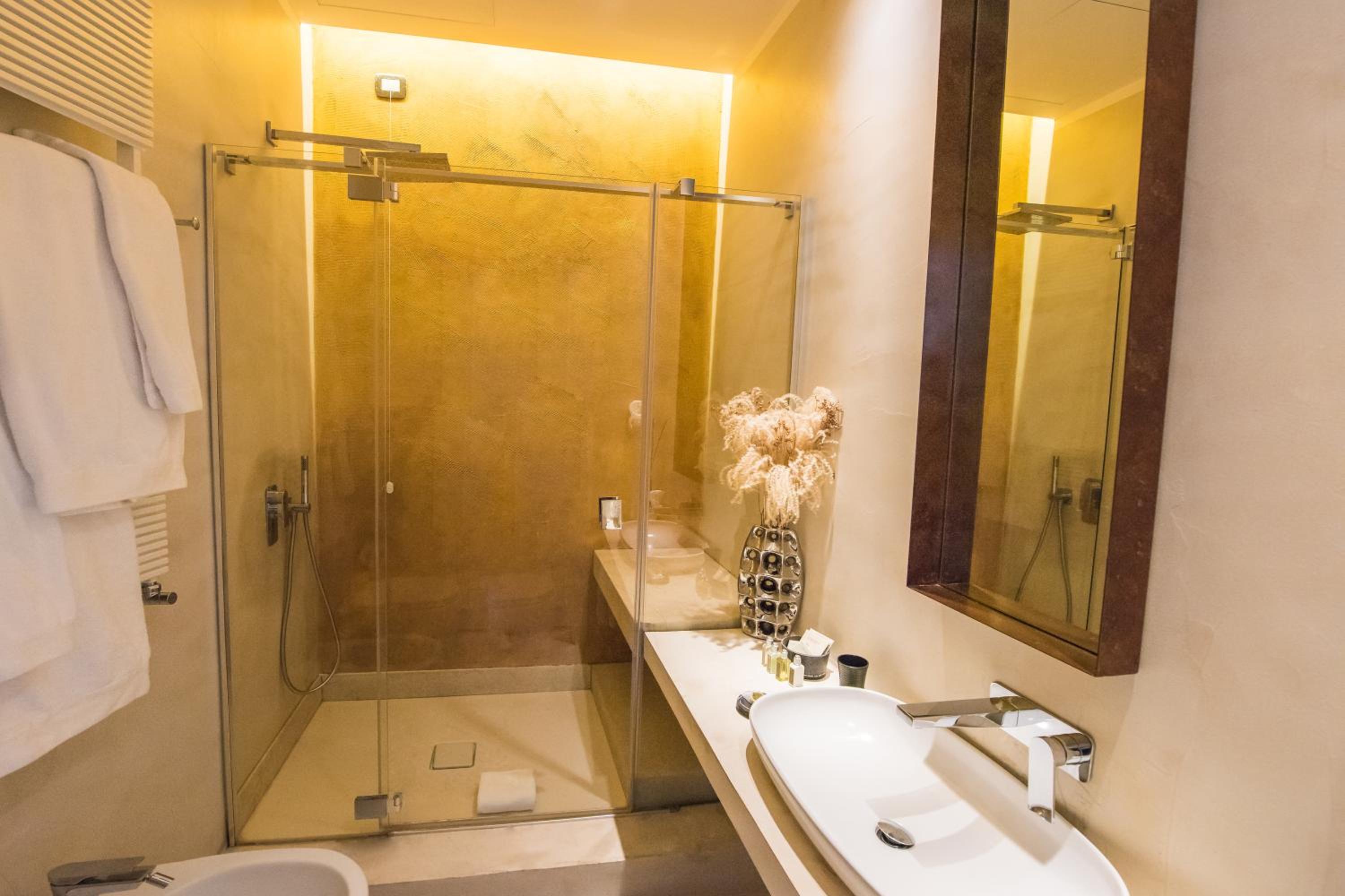 Junior Suite with Landmark View photo 2