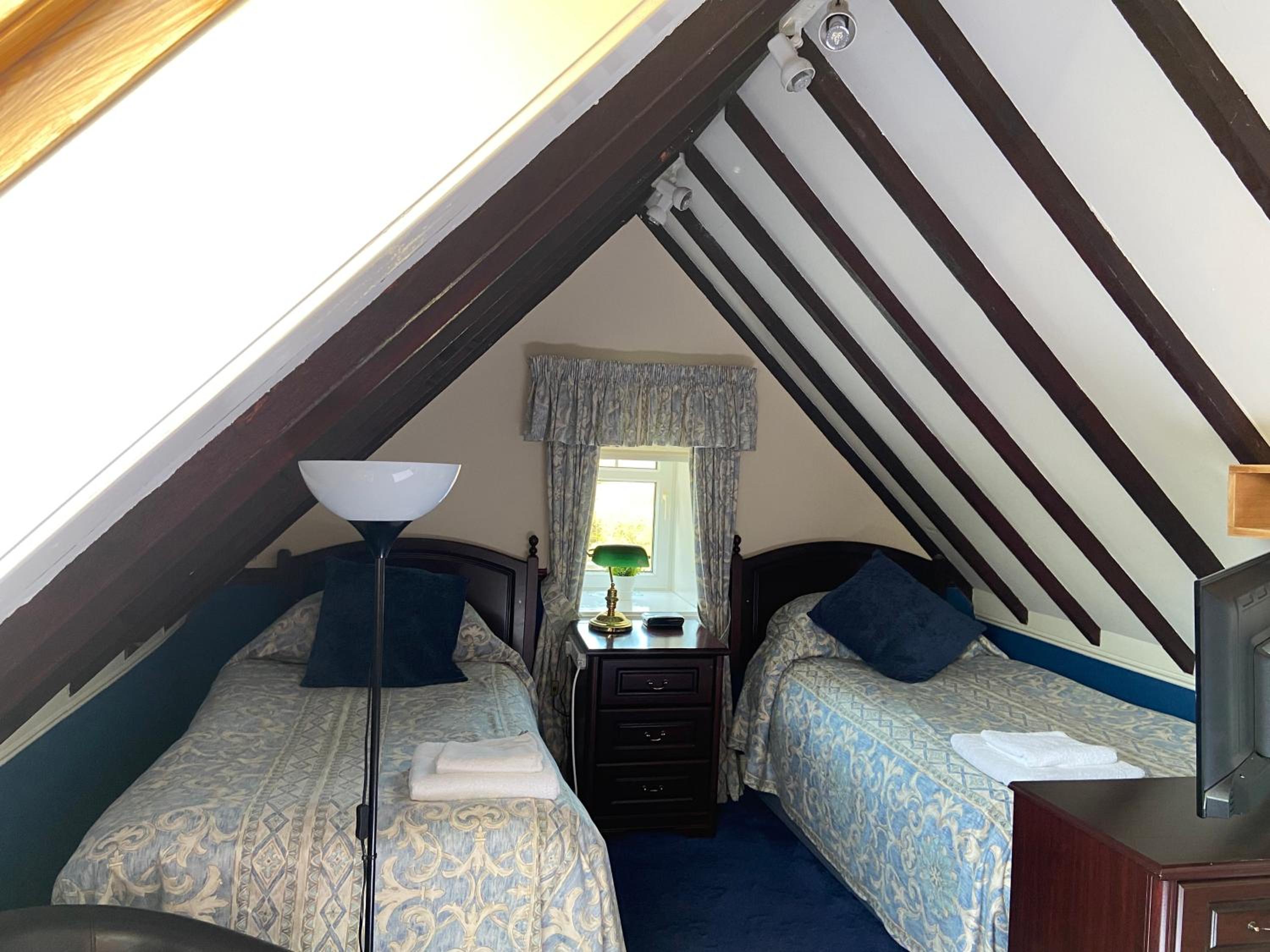 Twin Room with Private Bathroom - Photo 6