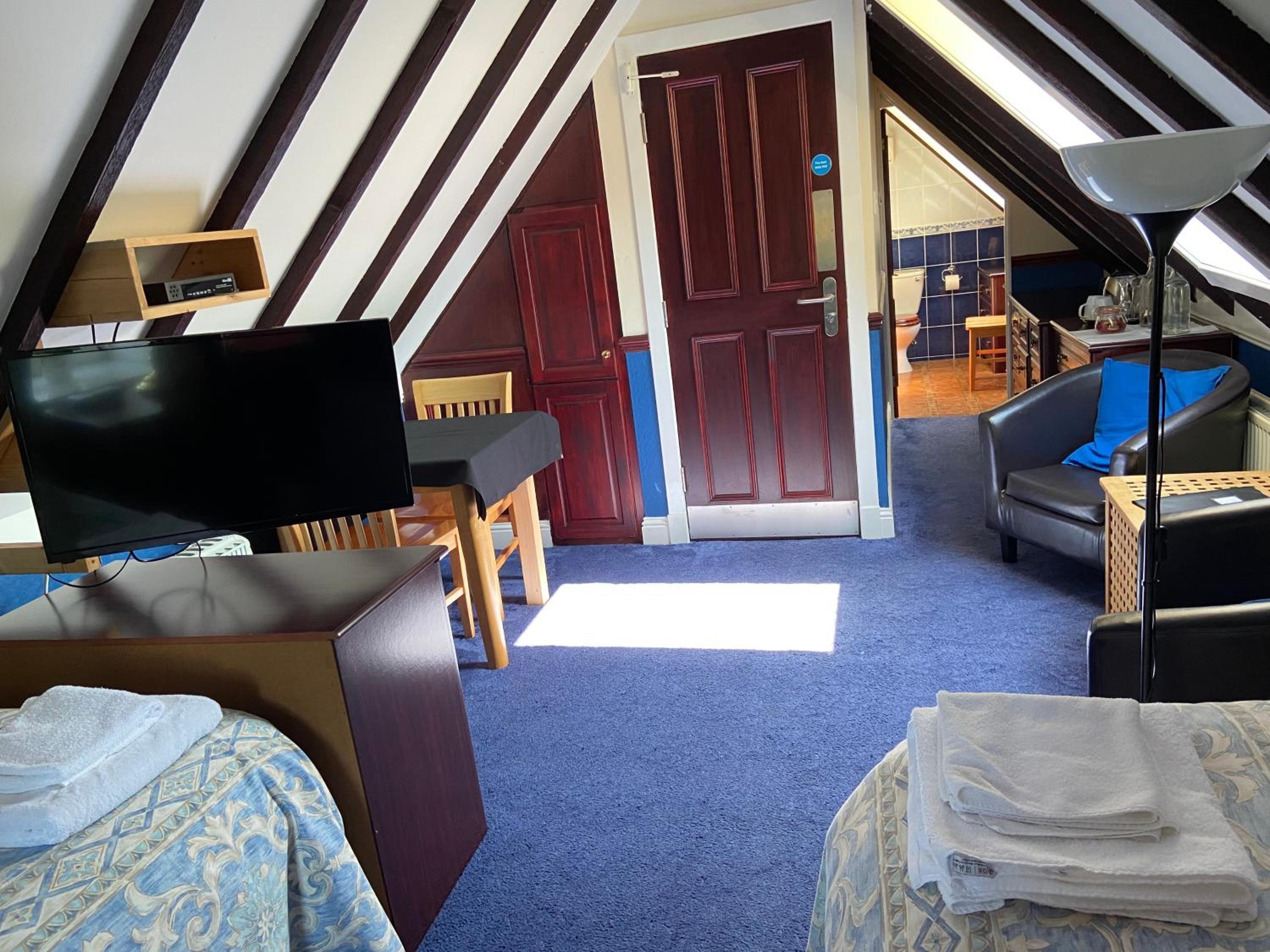 Twin Room with Private Bathroom - Photo 5