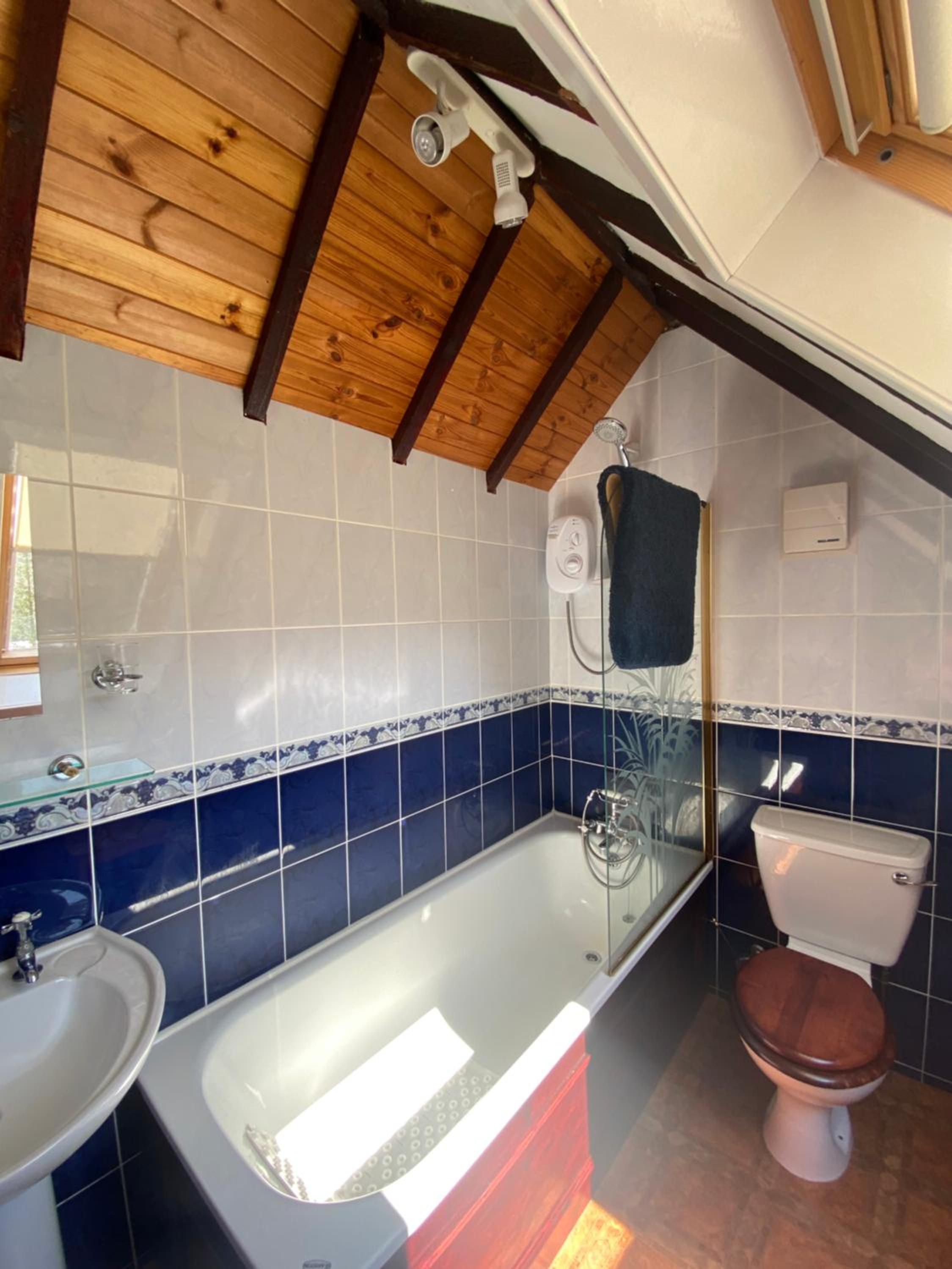 Twin Room with Private Bathroom - Photo 4