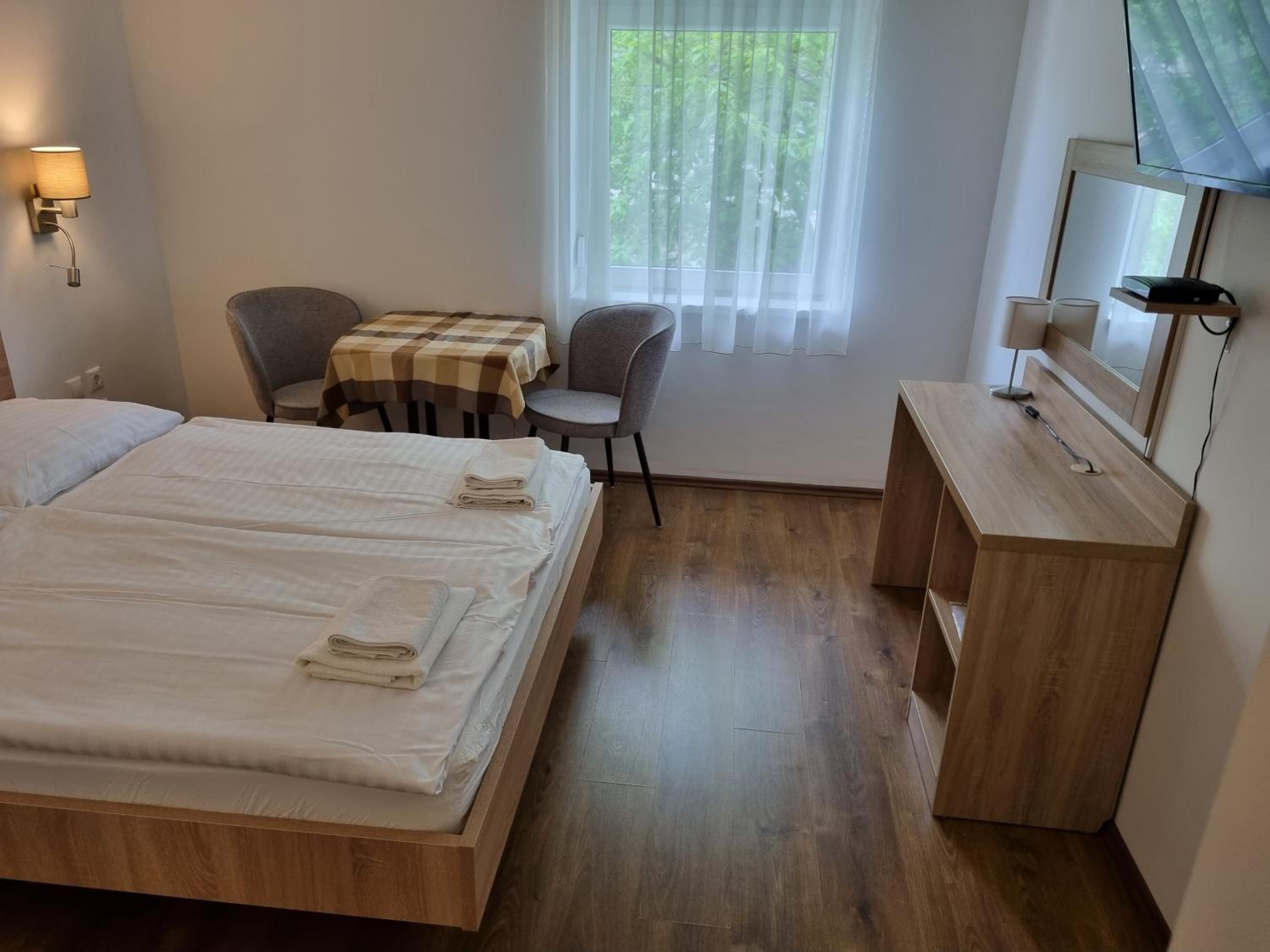 Standard Queen Room