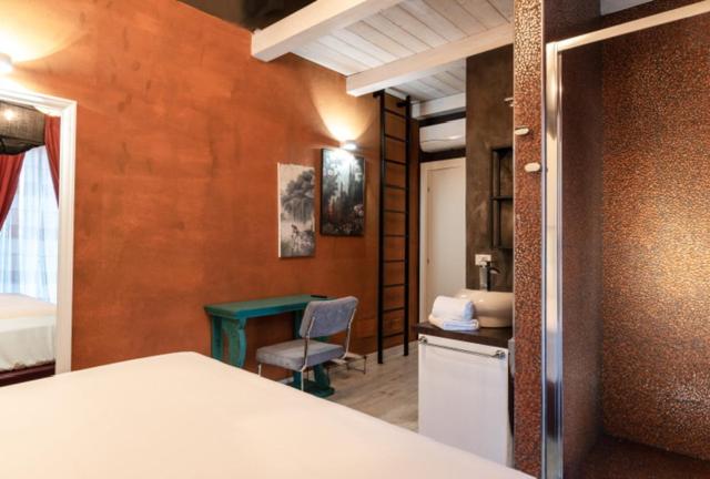 Deluxe Double Room with Balcony photo 2