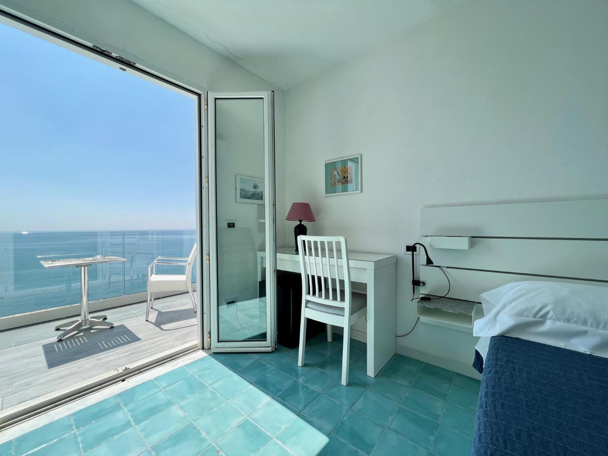 Deluxe Double Room with Balcony and Sea View - Photo 1