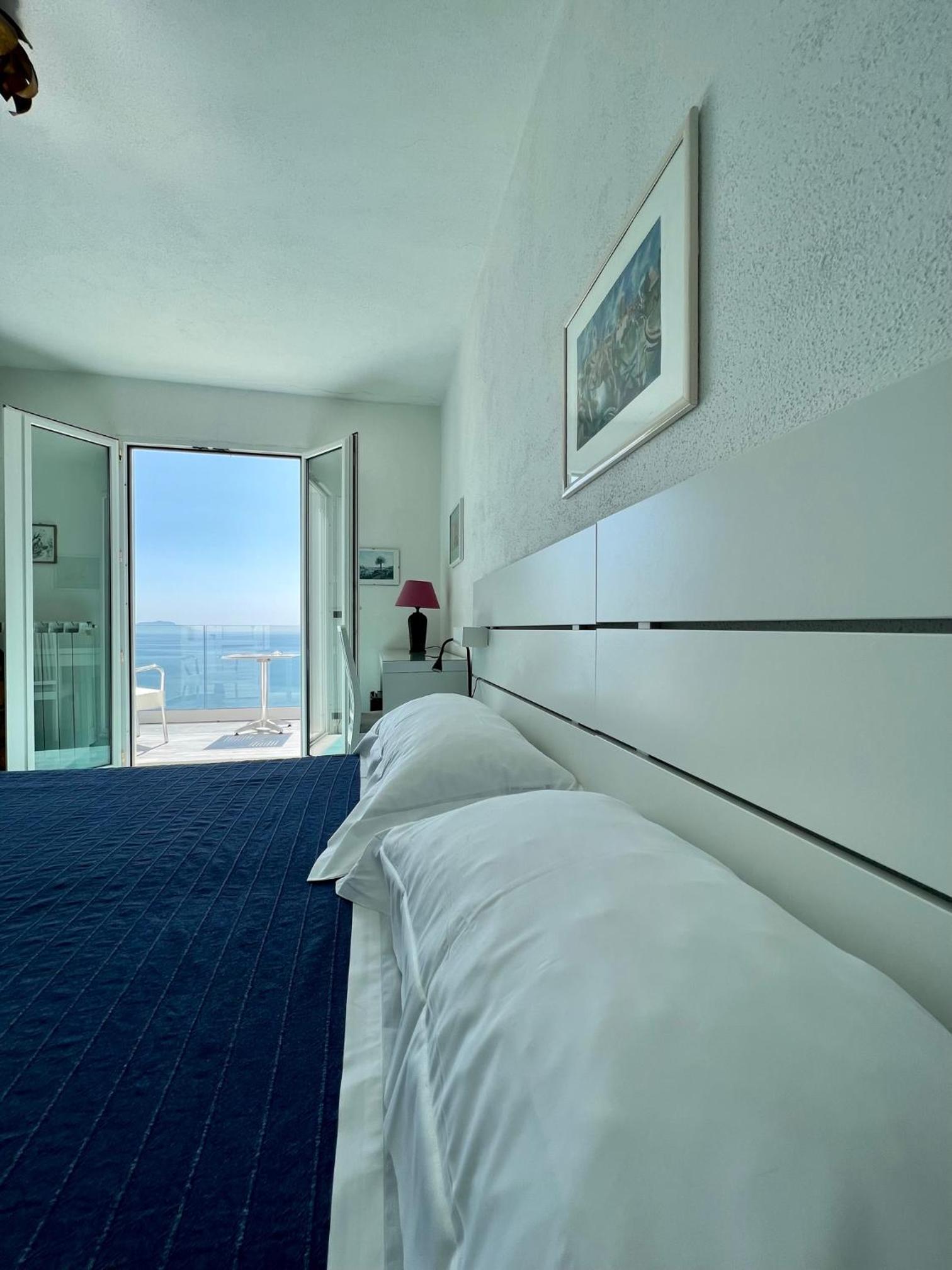 Deluxe Double Room with Balcony and Sea View - Photo 12