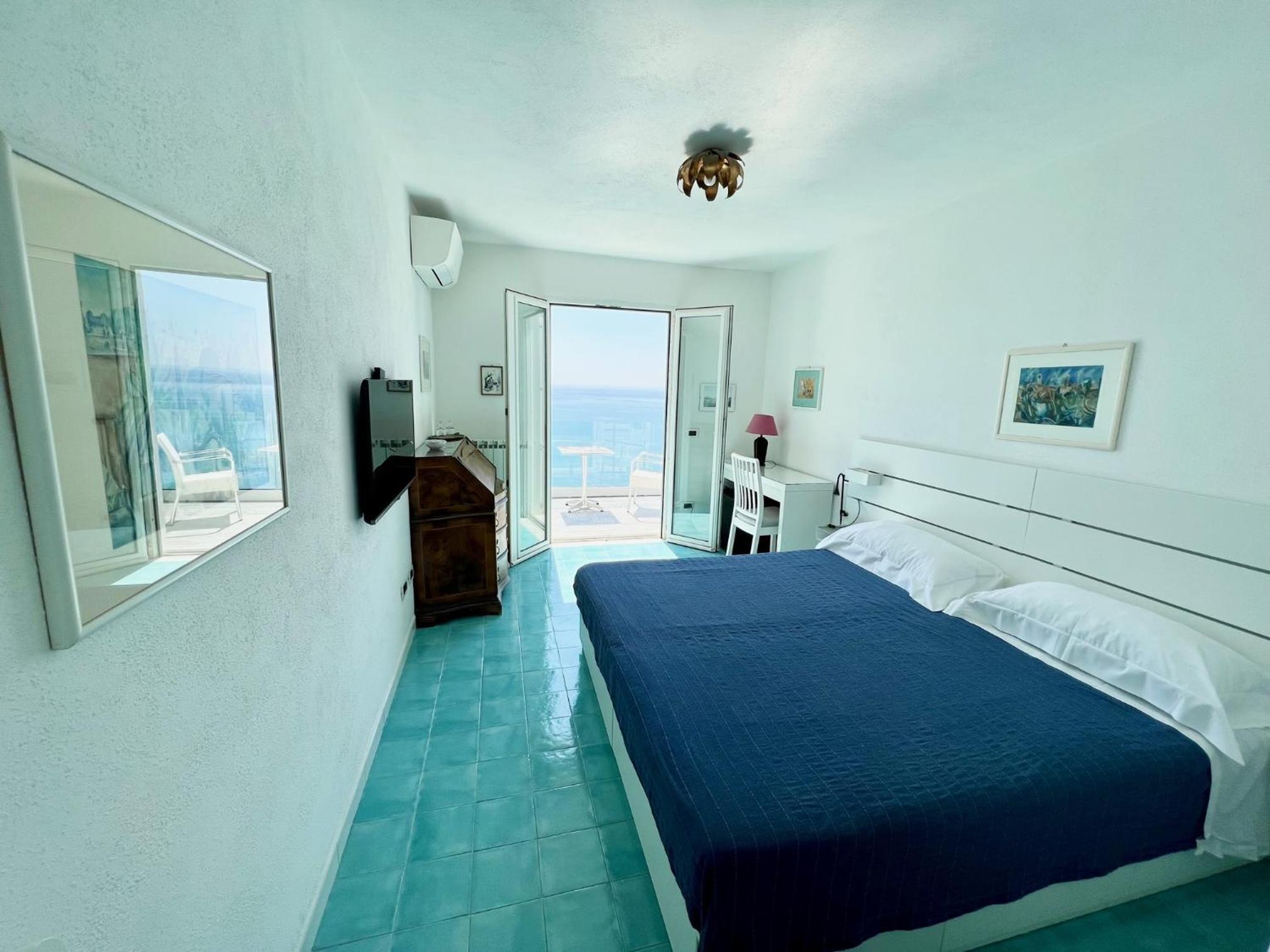 Deluxe Double Room with Balcony and Sea View - Photo 11