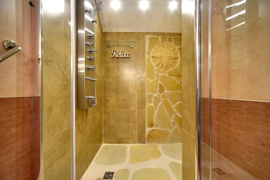 Double Room with Balcony - Photo 4