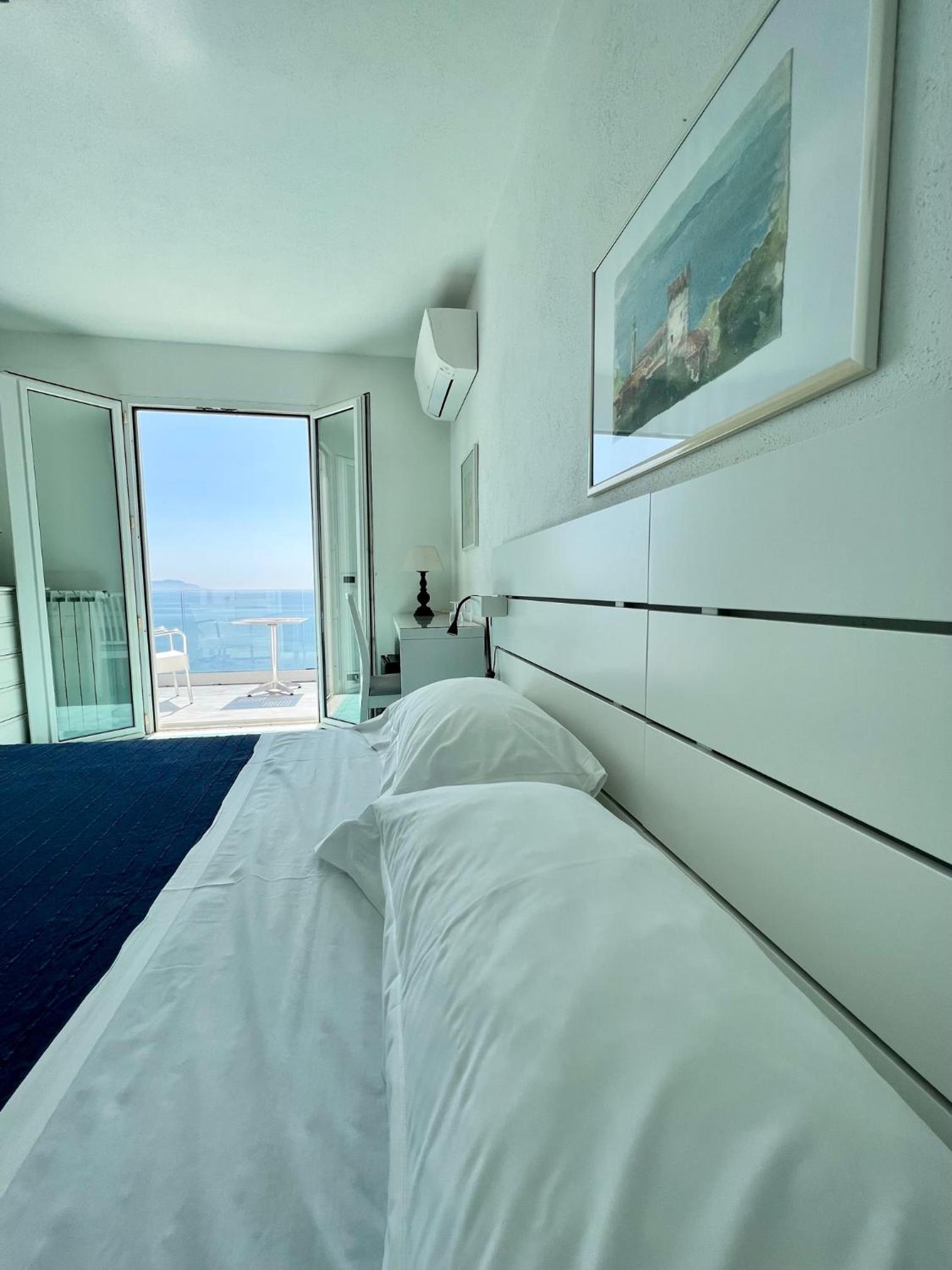 Deluxe Double Room with Balcony and Sea View - Photo 4