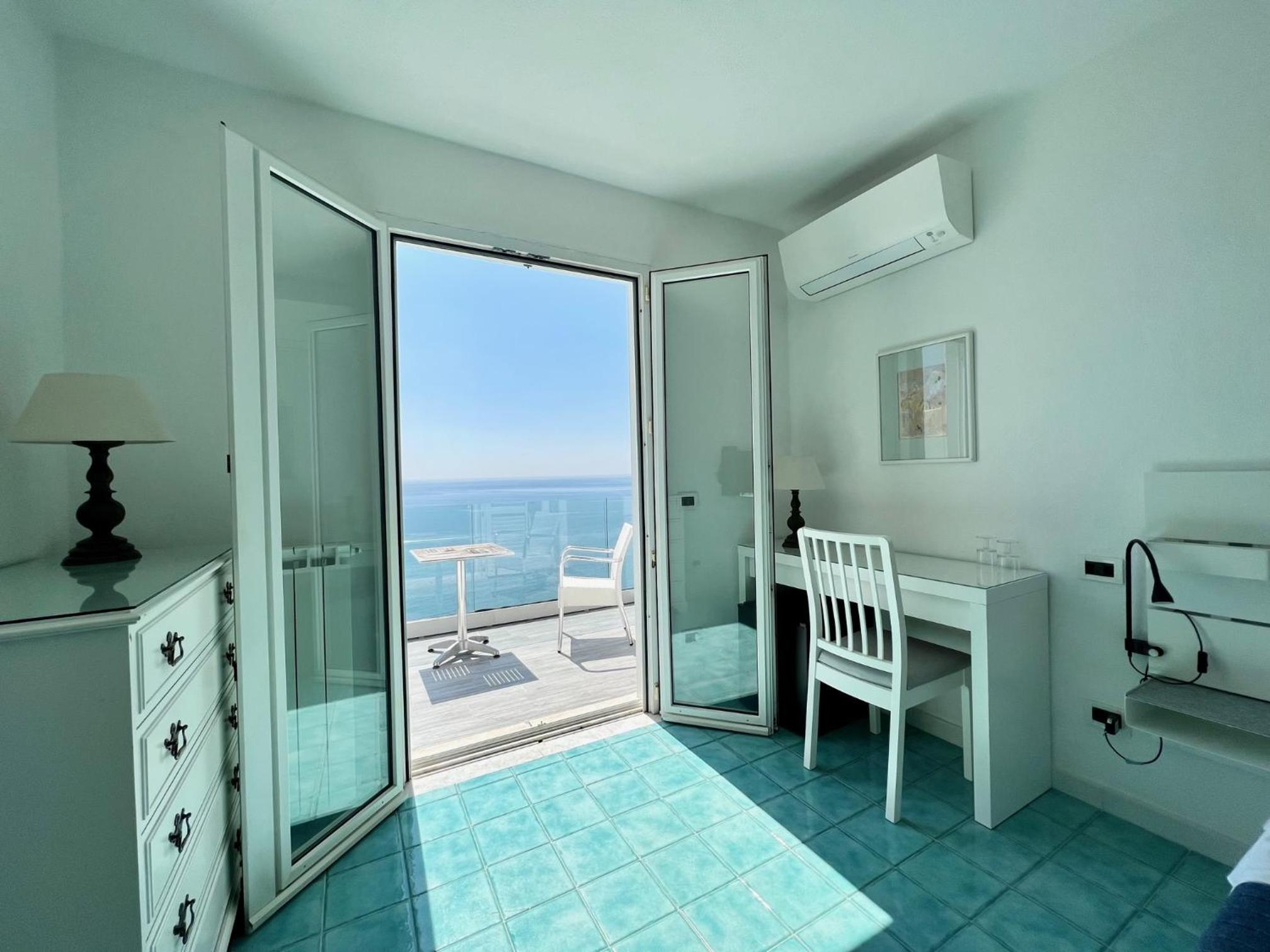 Deluxe Double Room with Balcony and Sea View - Photo 5