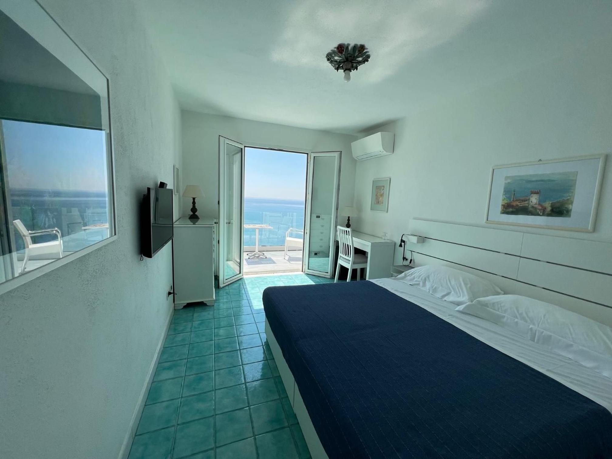 Deluxe Double Room with Balcony and Sea View - Photo 3