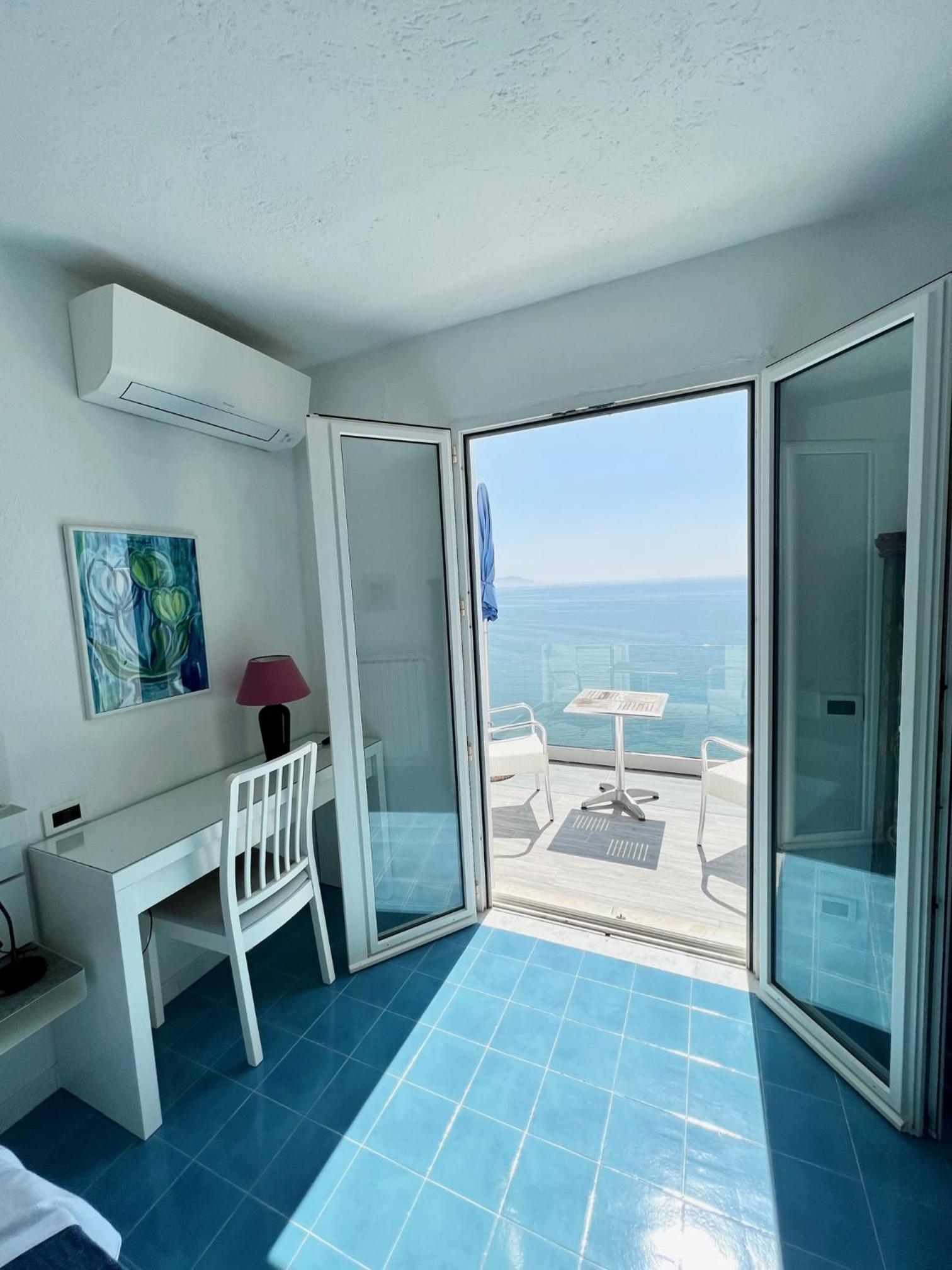 Deluxe Double Room with Balcony and Sea View - Photo 18