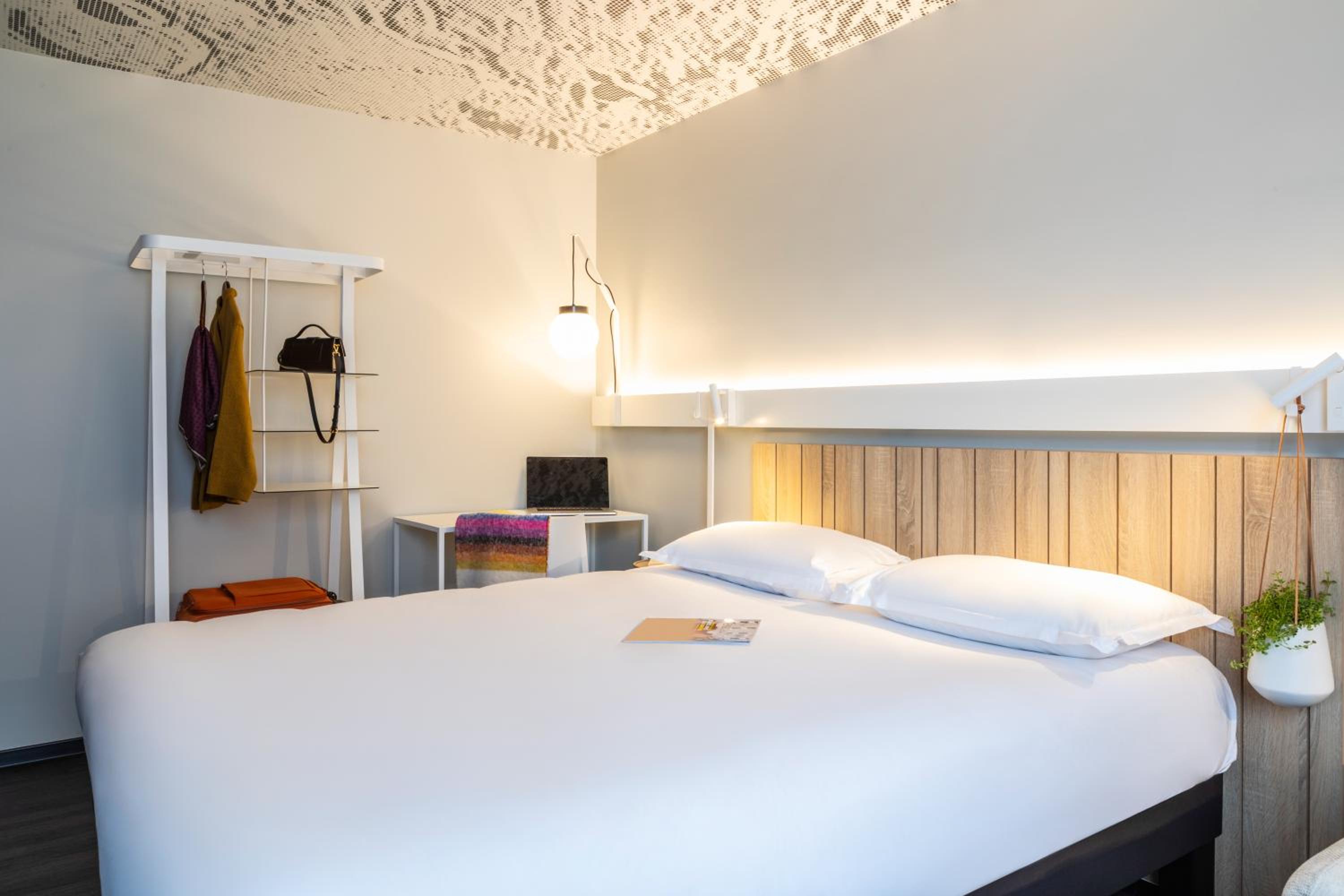 Standard Double Room thumbnail 6