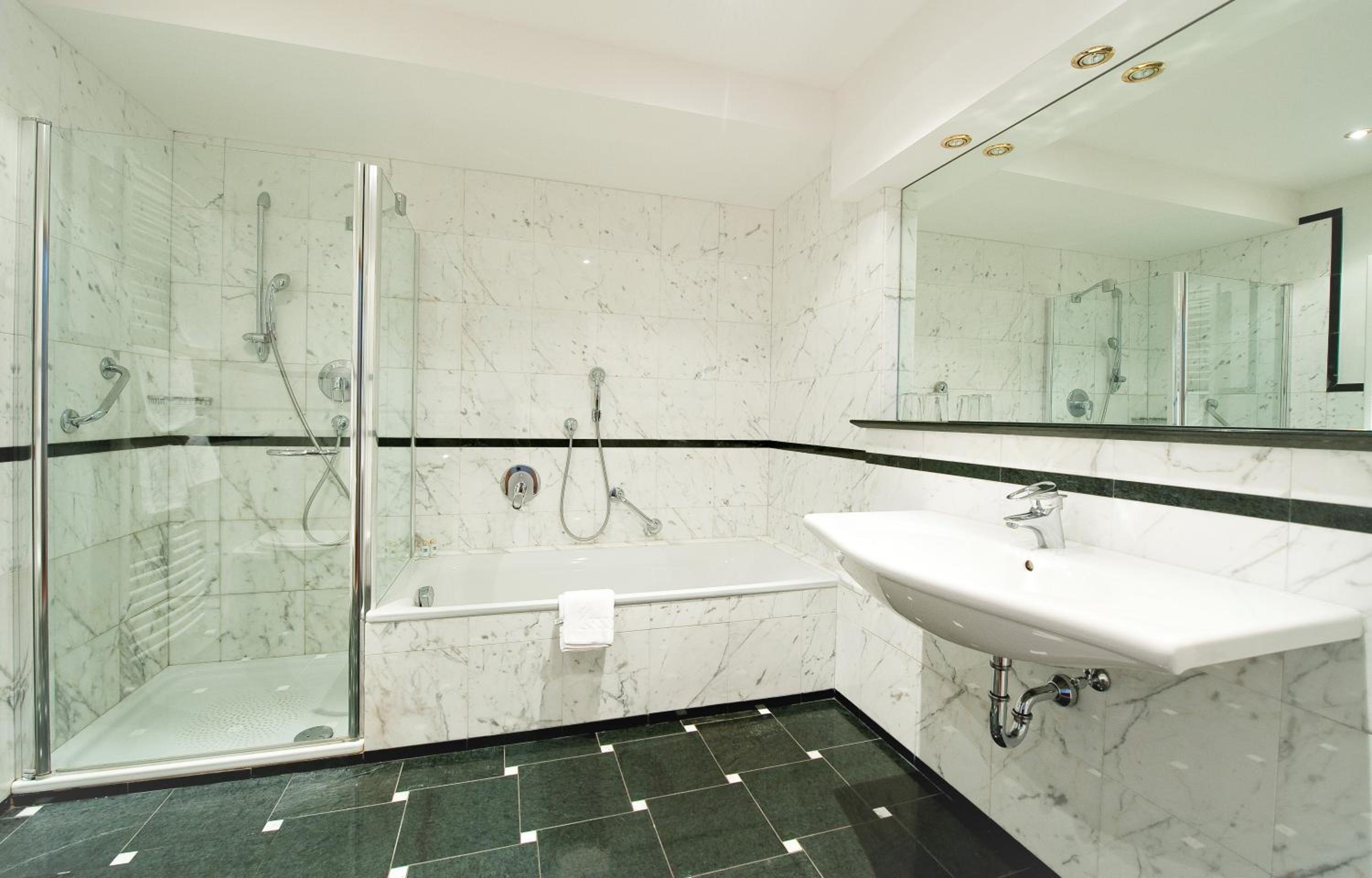 Deluxe Junior Suite photo 3