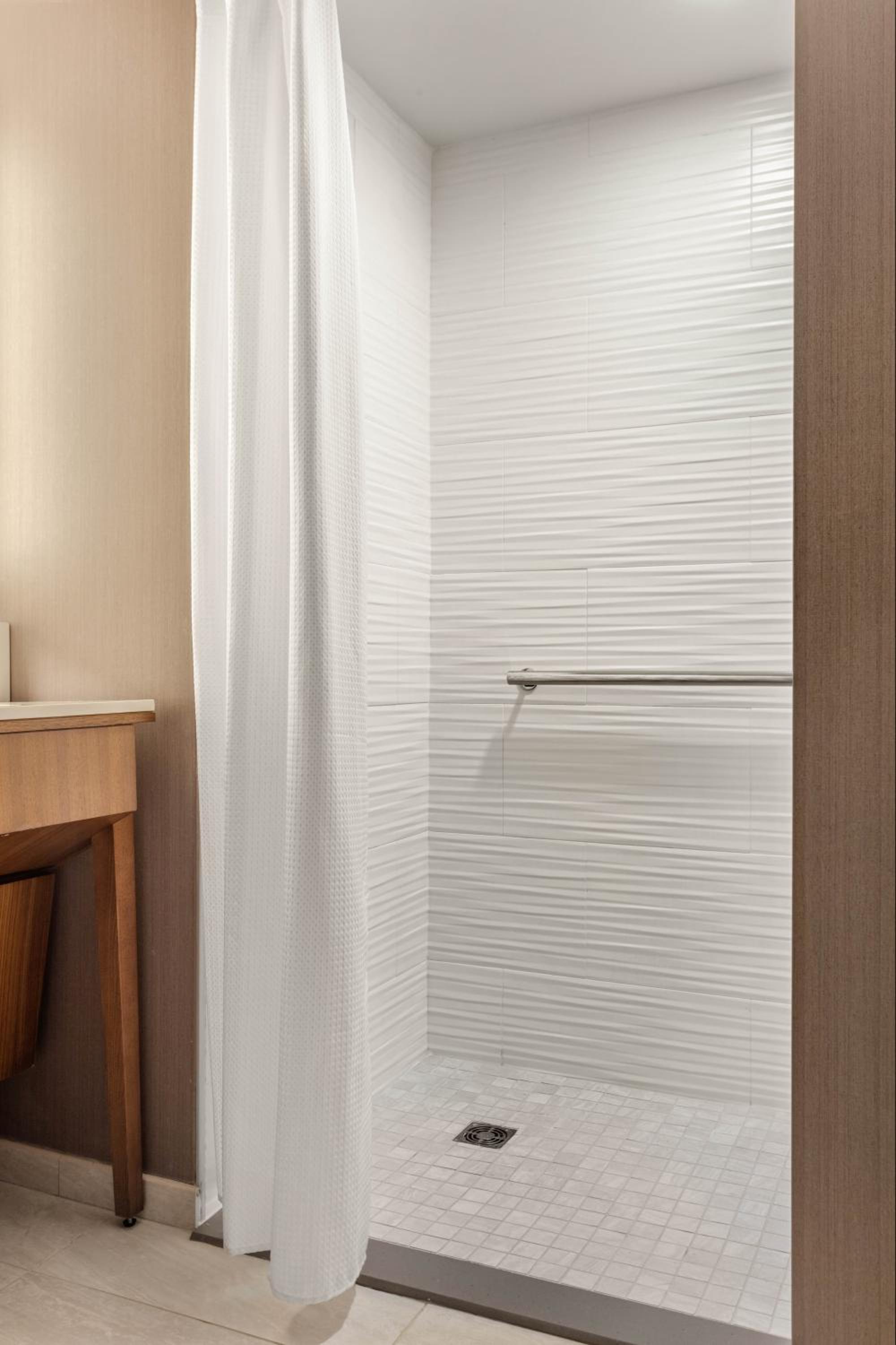 Queen Room with Two Queen Beds and Adapted Tub - Mobility Accessible - Photo 3
