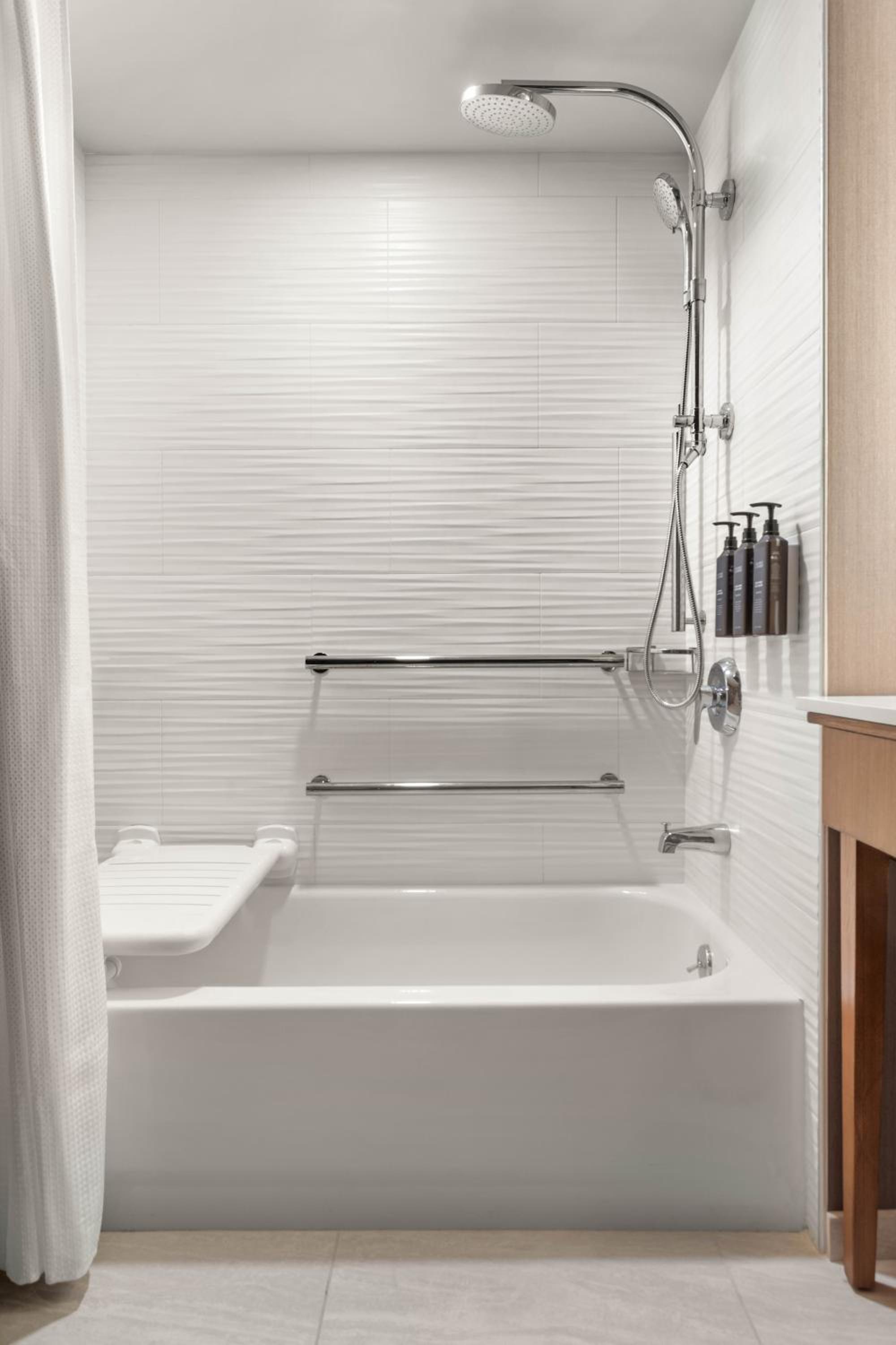 Queen Room with Two Queen Beds and Adapted Tub - Mobility Accessible - Photo 4