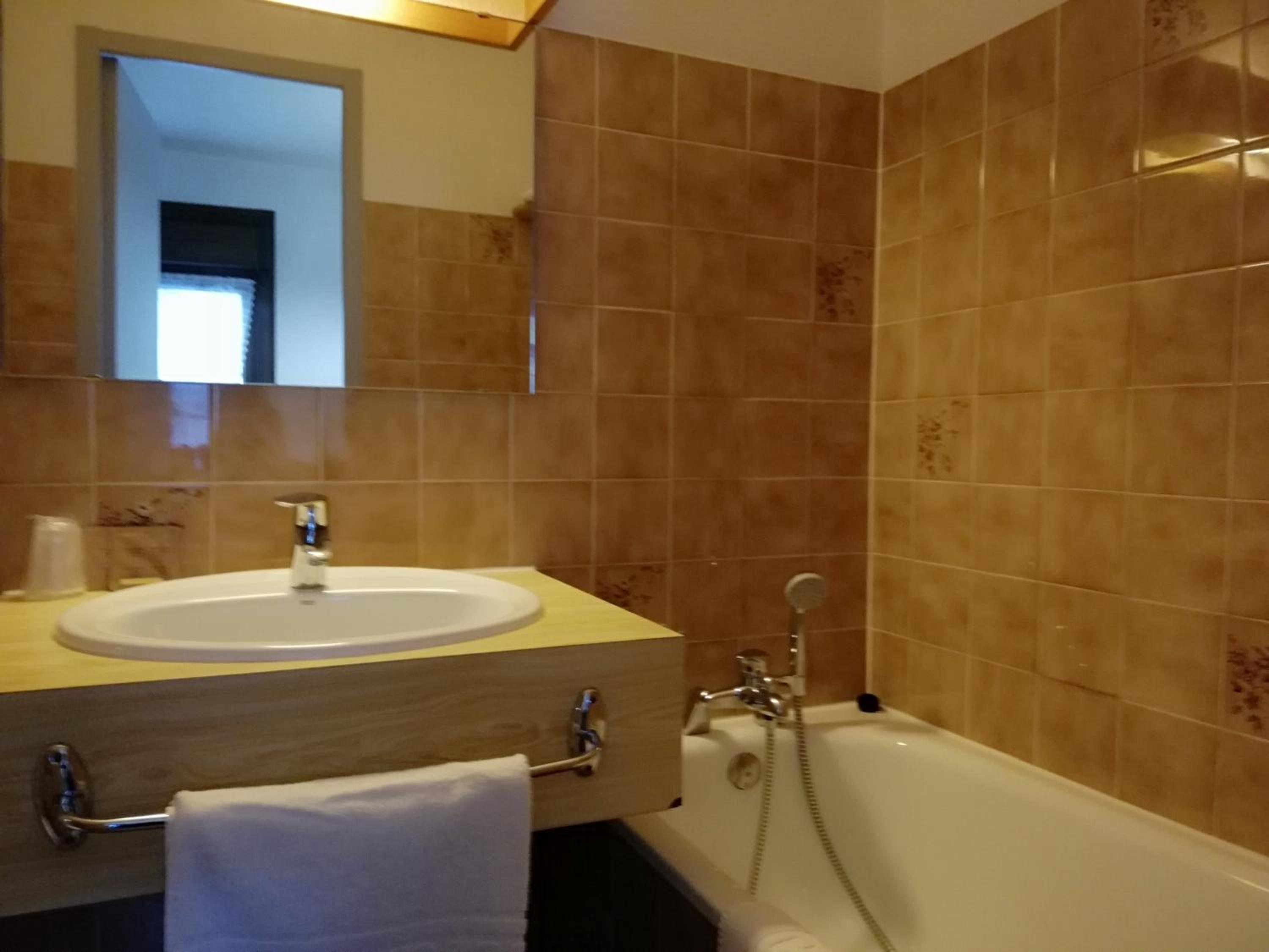Quadruple Room with Bathroom - Photo 4