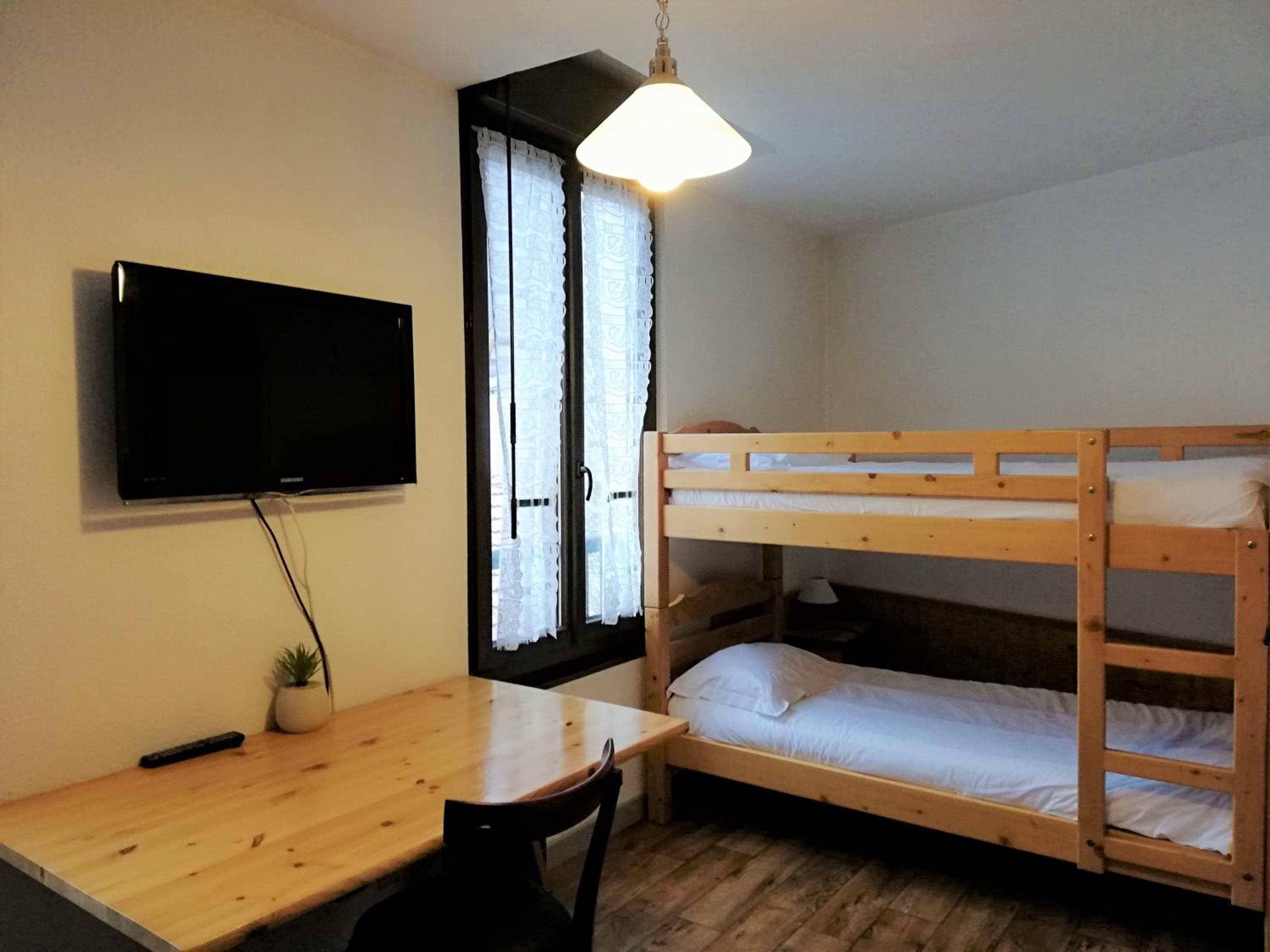 Quadruple Room with Bathroom - Photo 3
