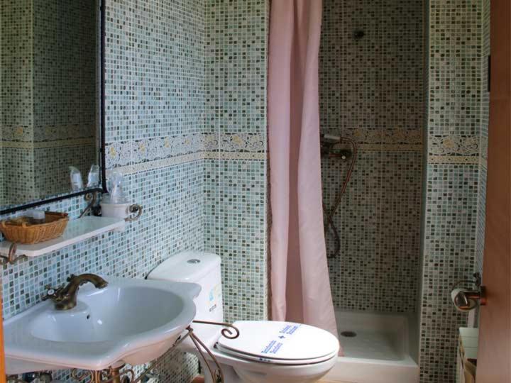Double Room with Private Bathroom photo 2