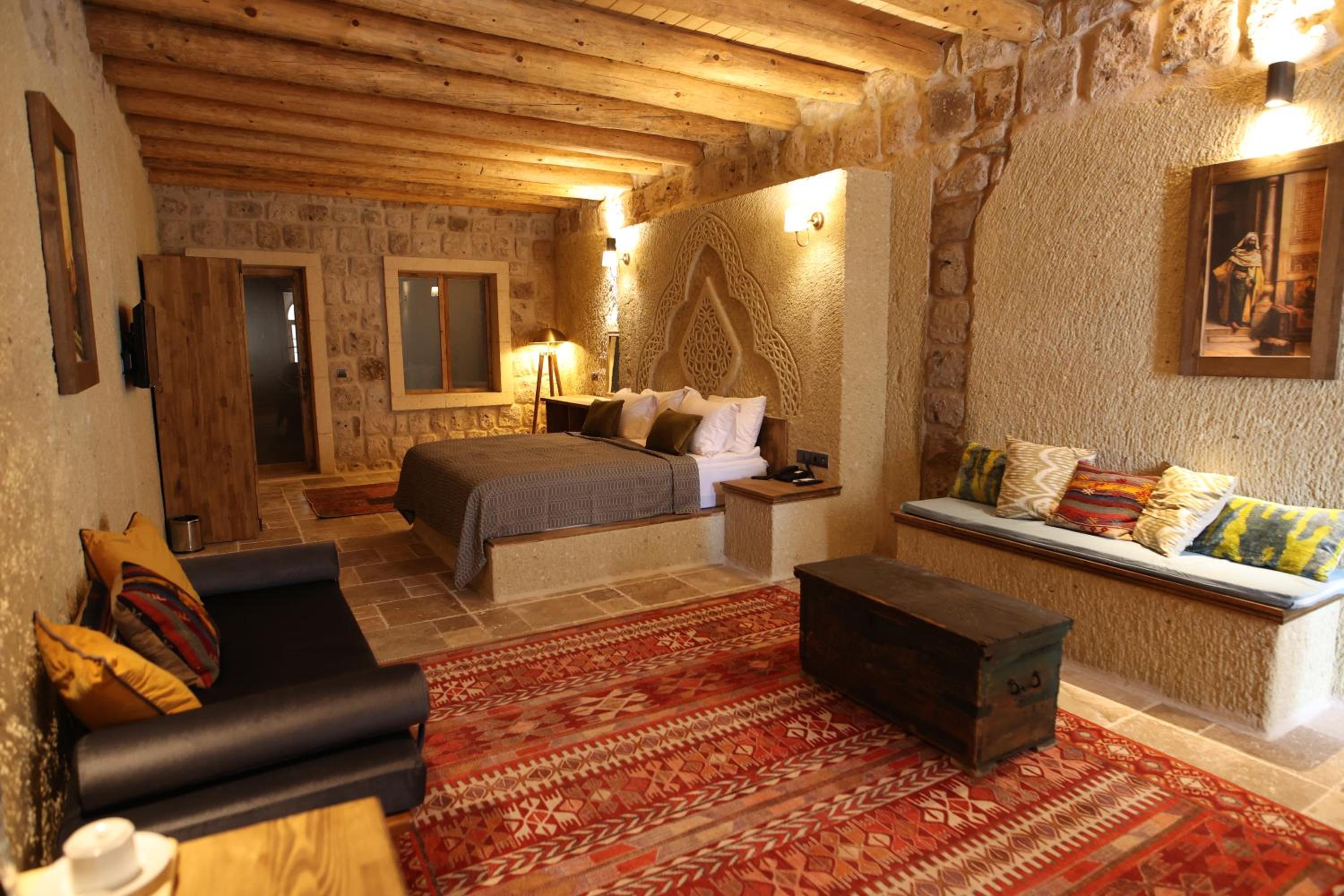 Suite - Photo 1