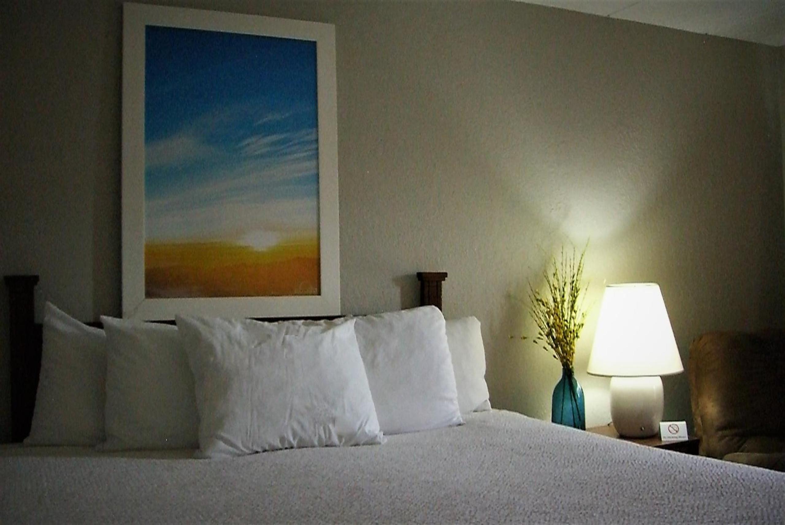 King Room - Non-Smoking - Photo 2