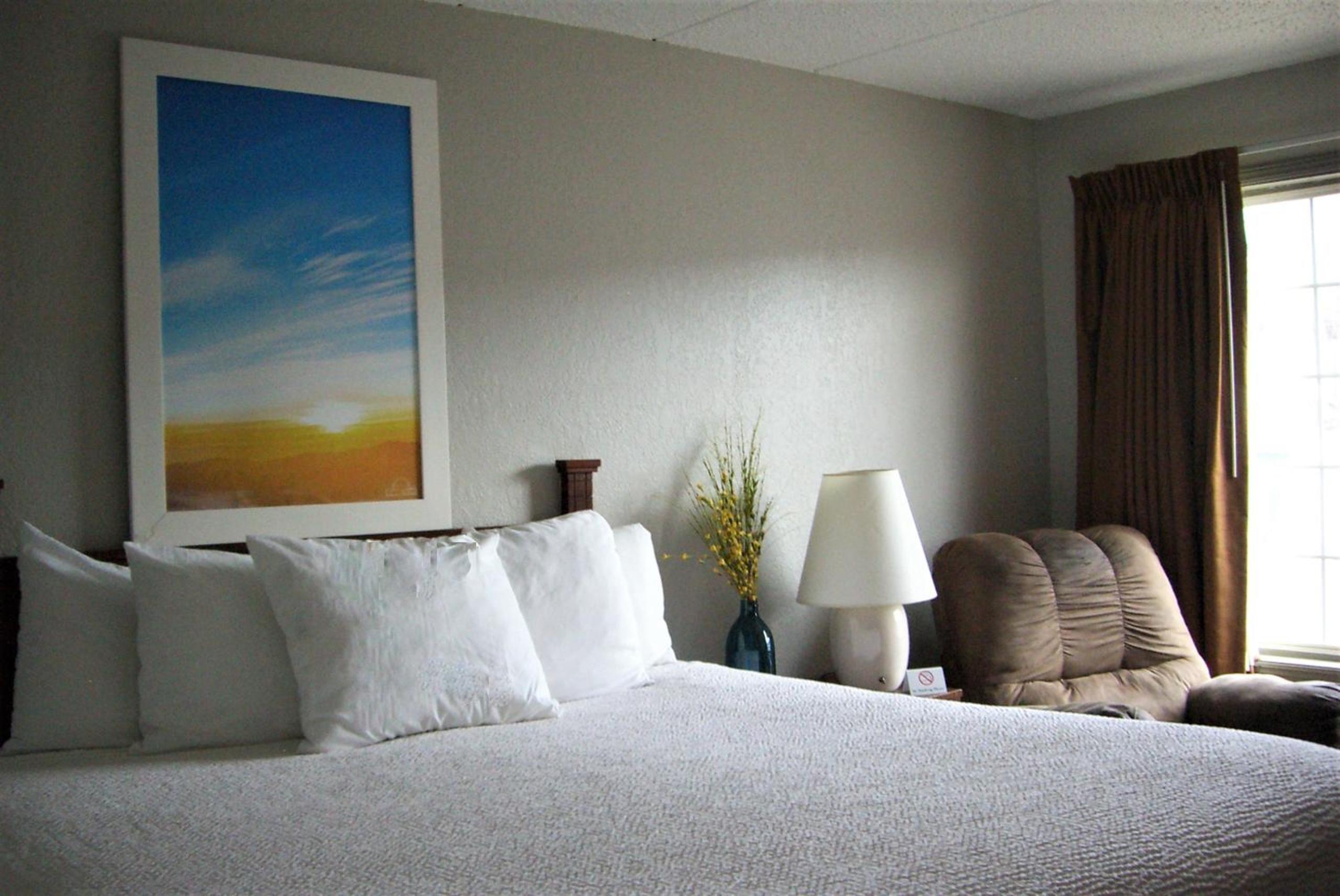King Room - Non-Smoking - Photo 3