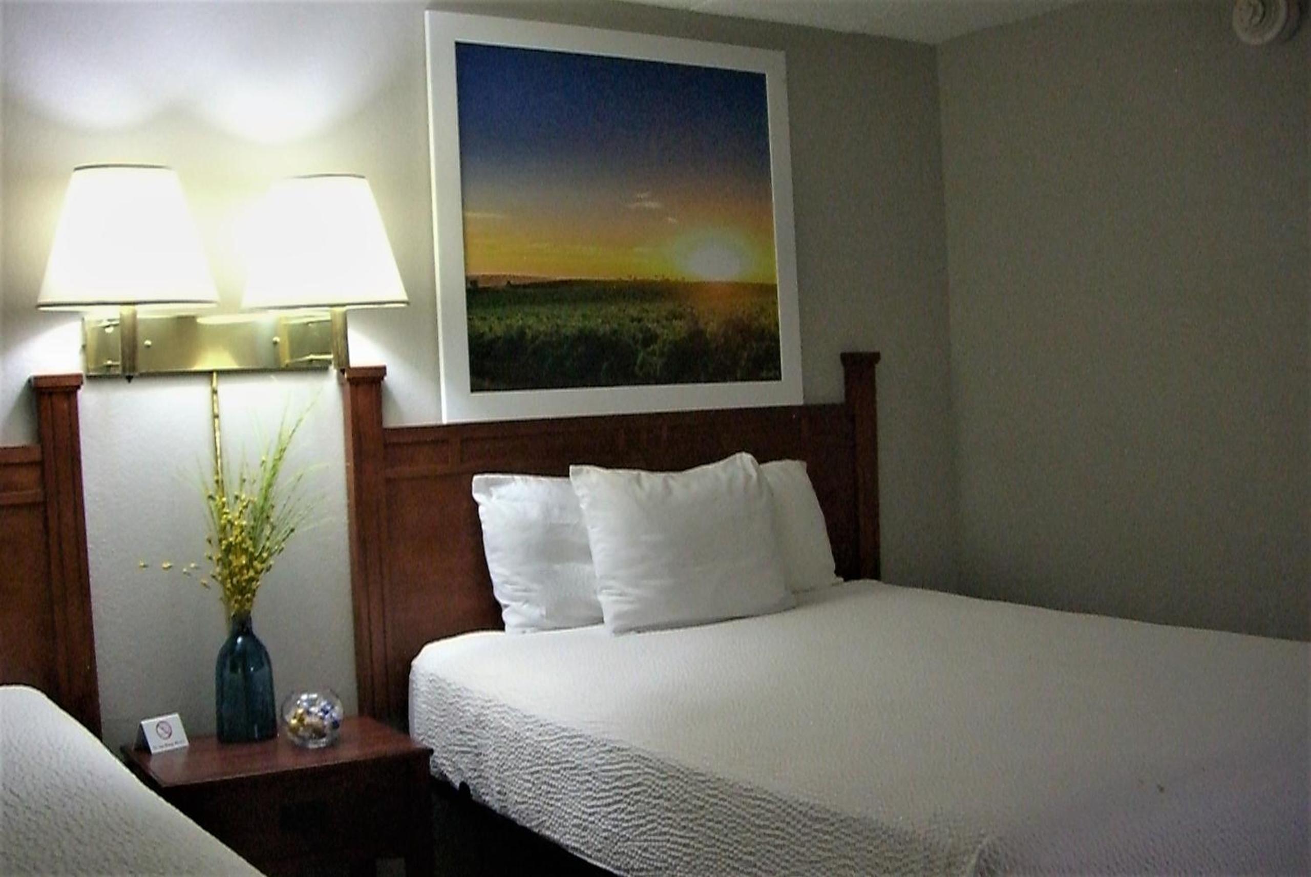 Queen Room with Two Queen Beds - Non-Smoking - Photo 6