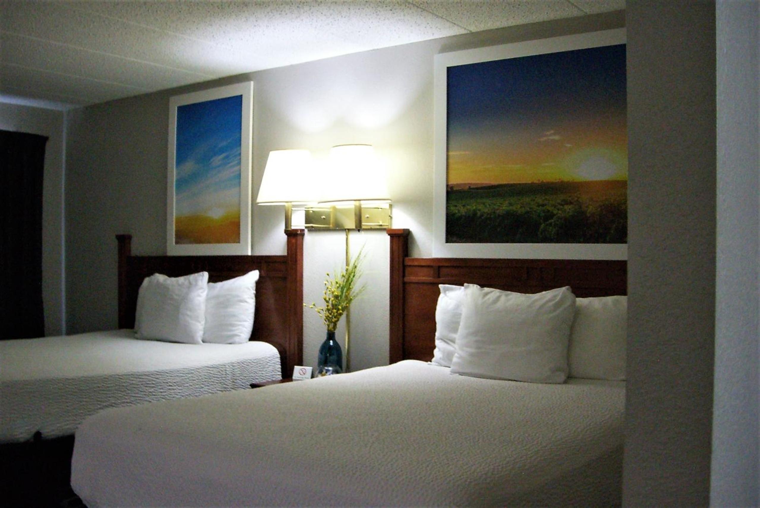 Queen Room with Two Queen Beds - Non-Smoking - Photo 5