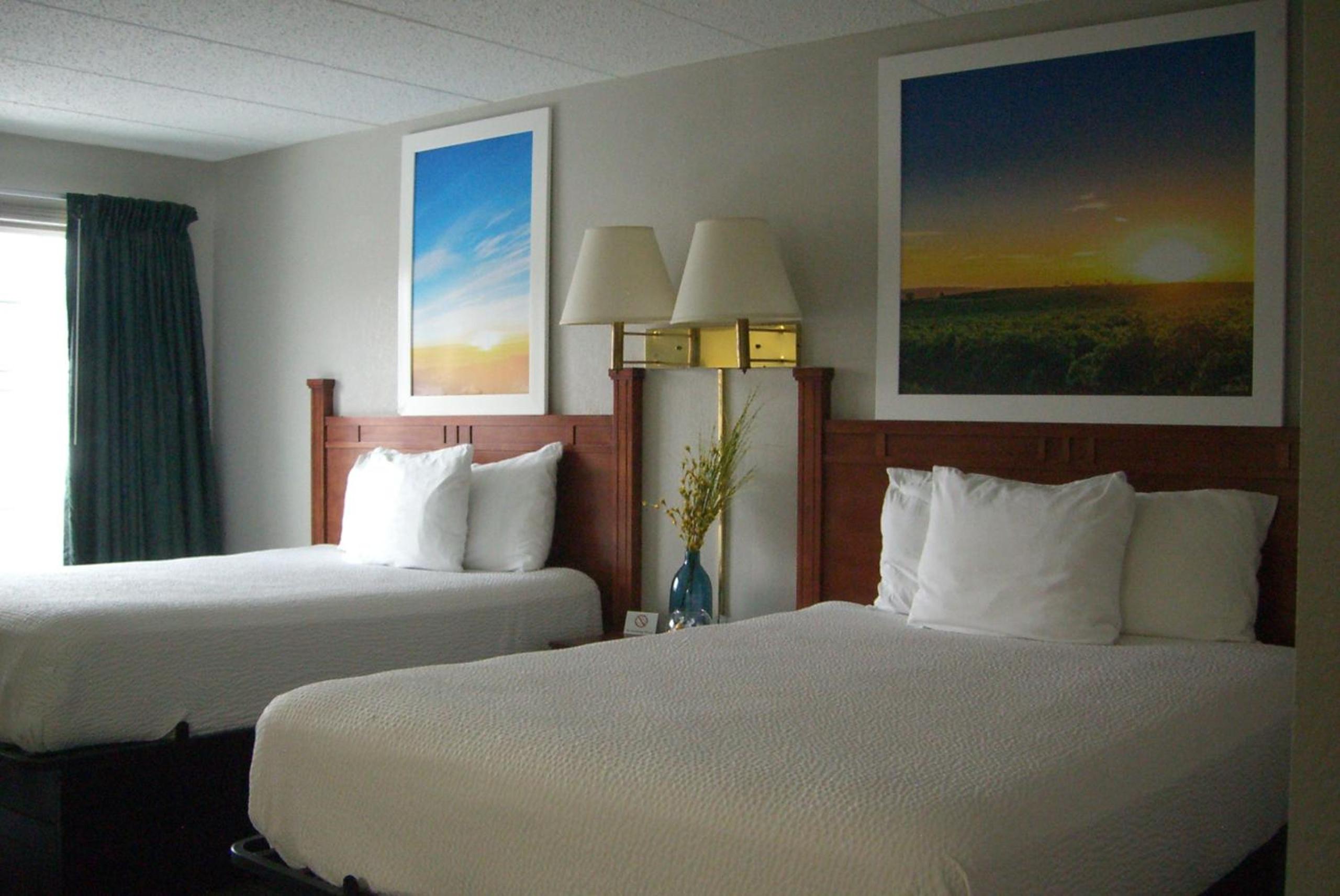 Queen Room with Two Queen Beds - Non-Smoking - Photo 4
