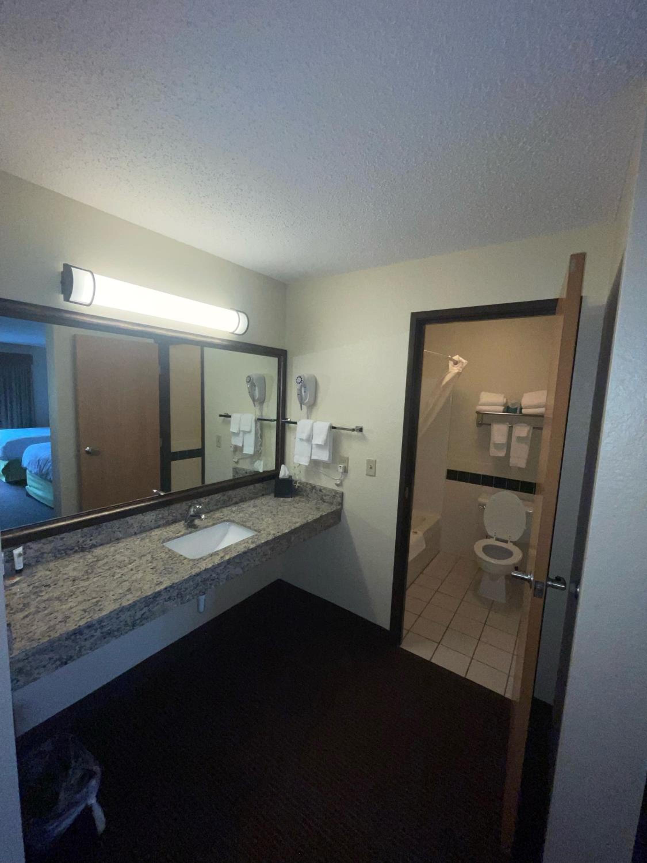 Queen Suite photo 3
