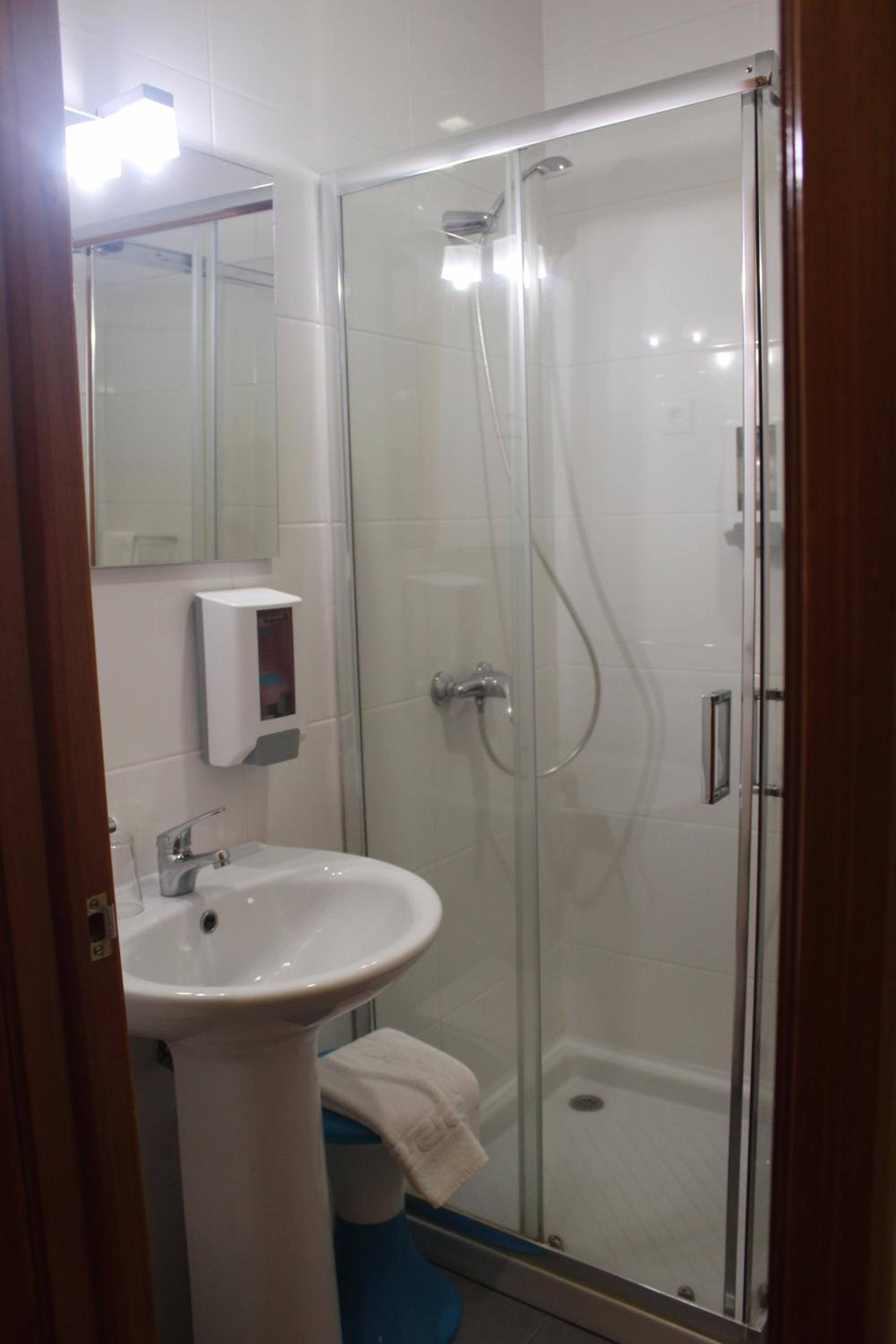 Double Room with 2 Single Bed - Photo 7