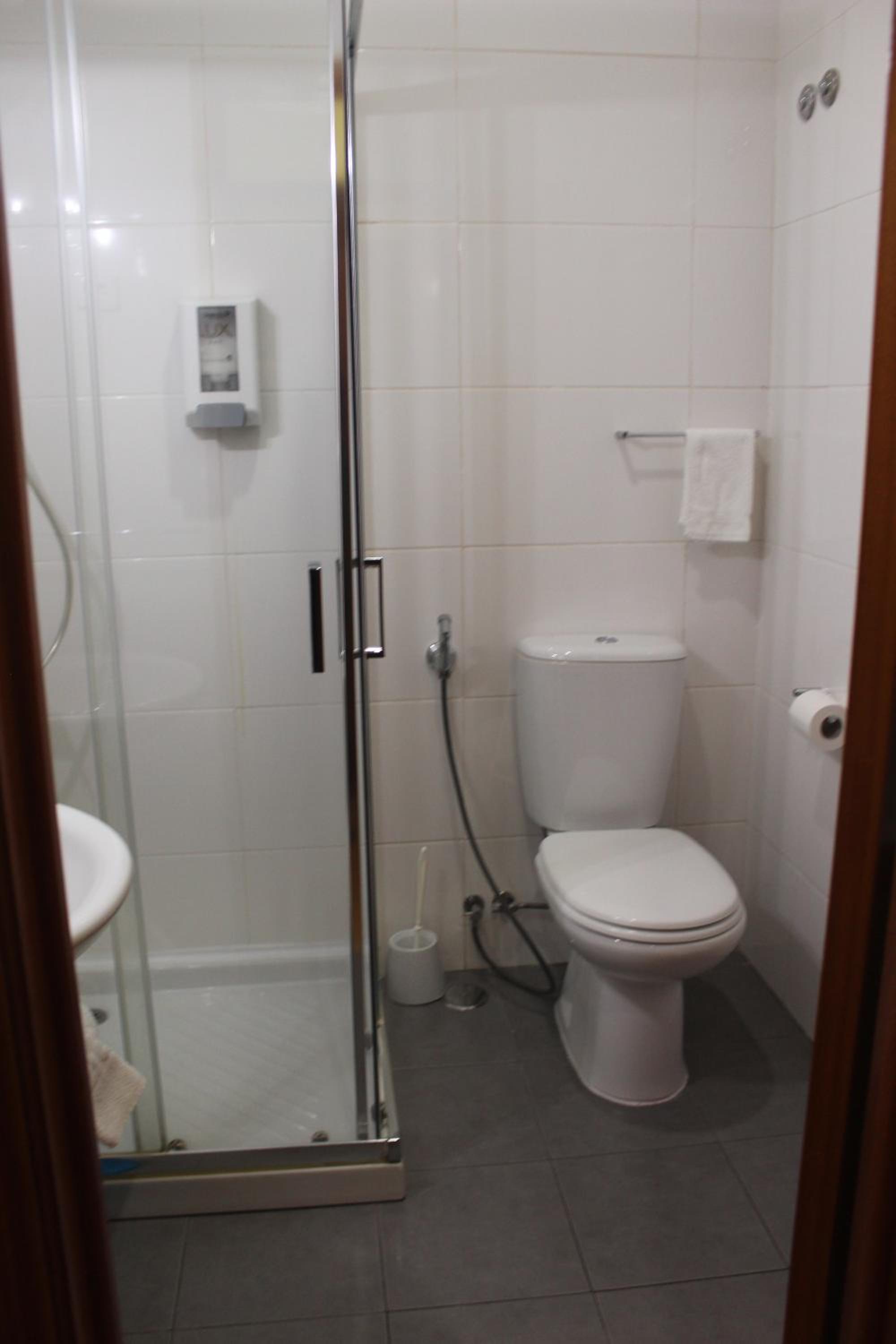 Double Room with 2 Single Bed - Photo 2
