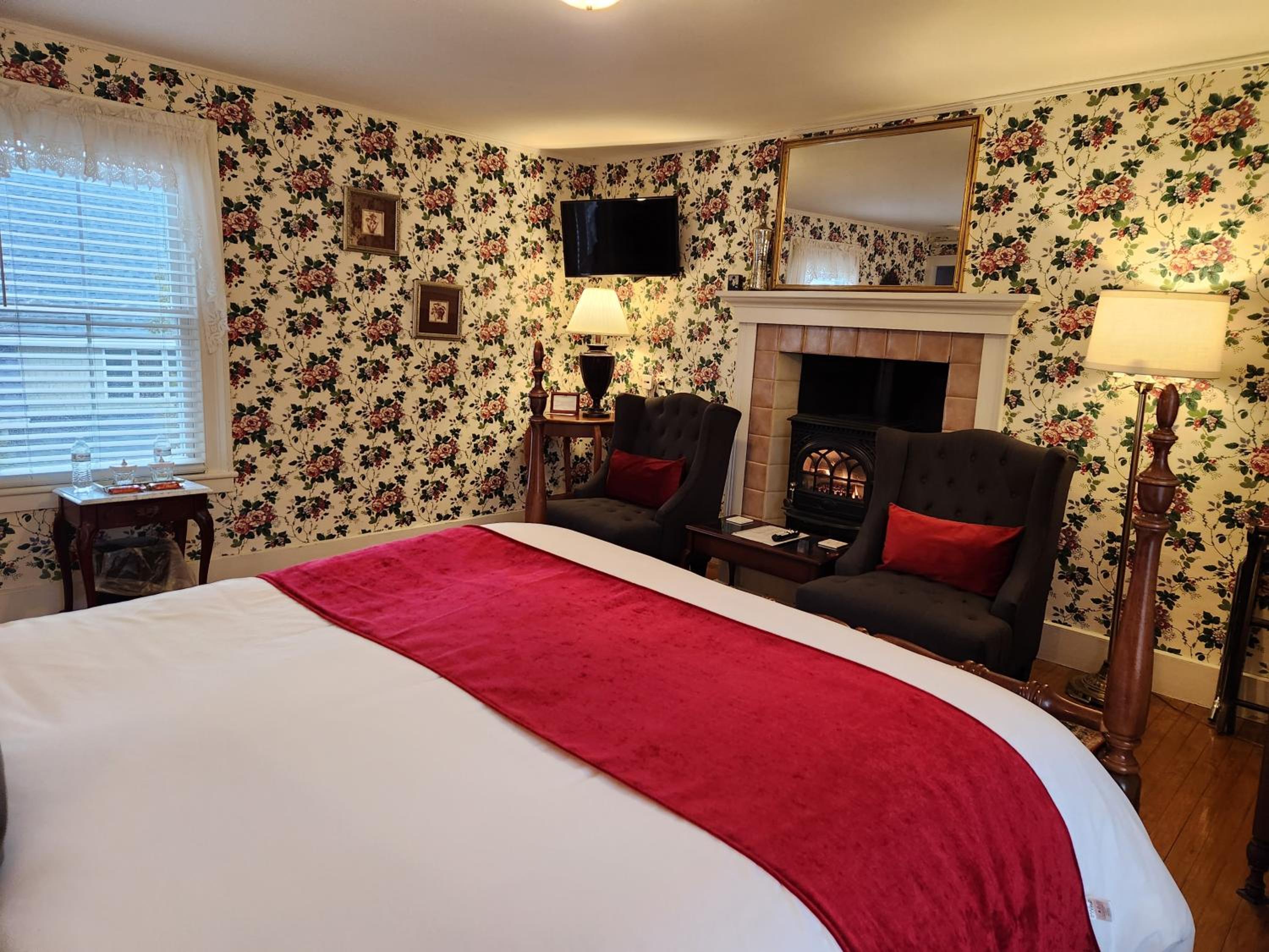Queen Room - Victorian  photo 2