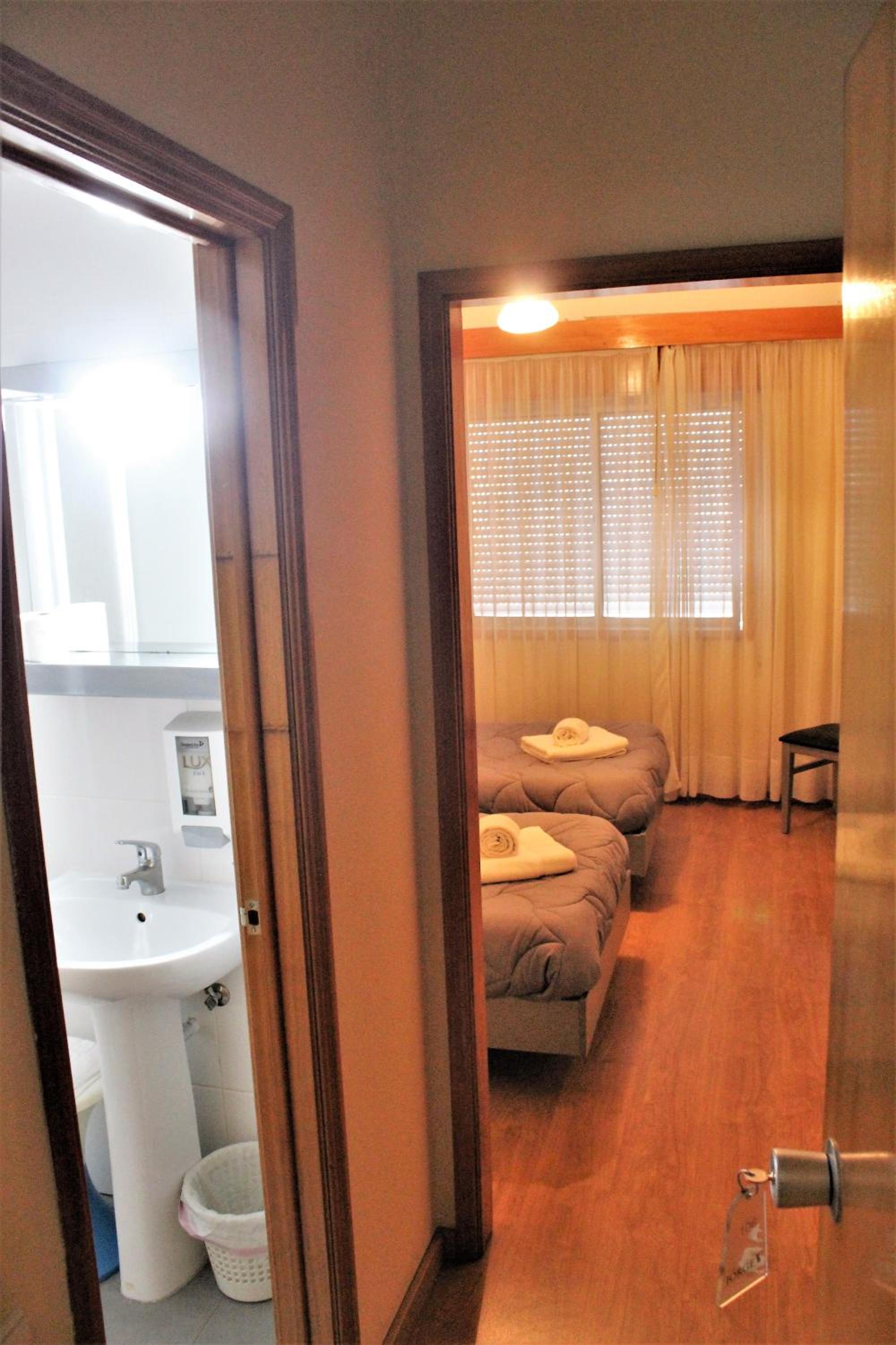 Double Room with 2 Single Bed - Photo 3