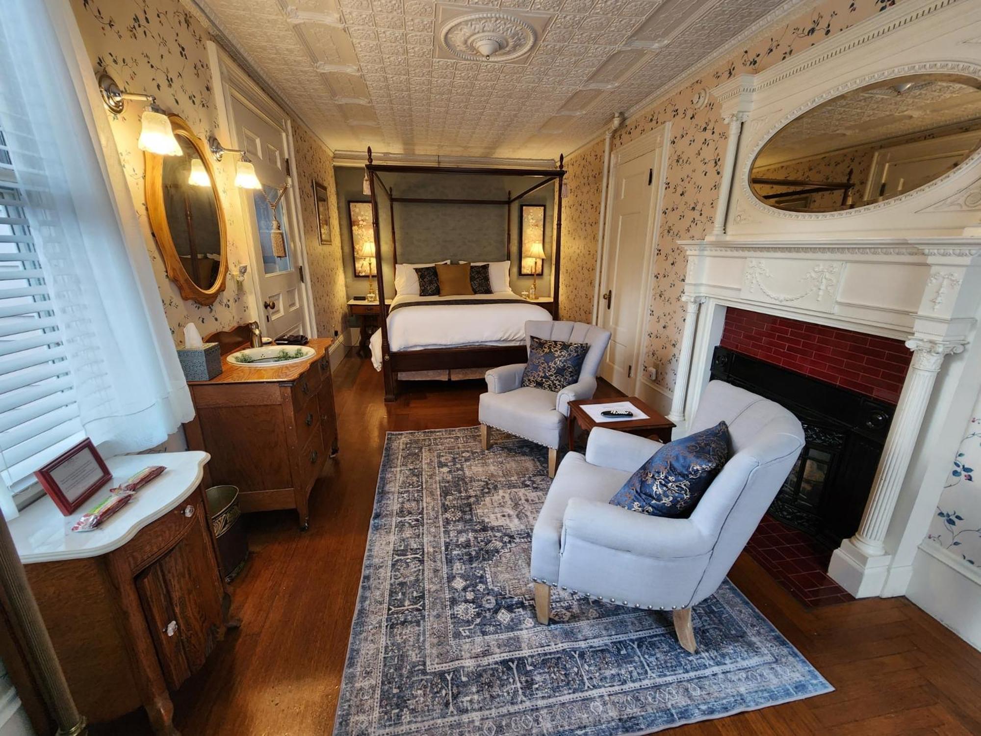 Queen Room - Library photo 2