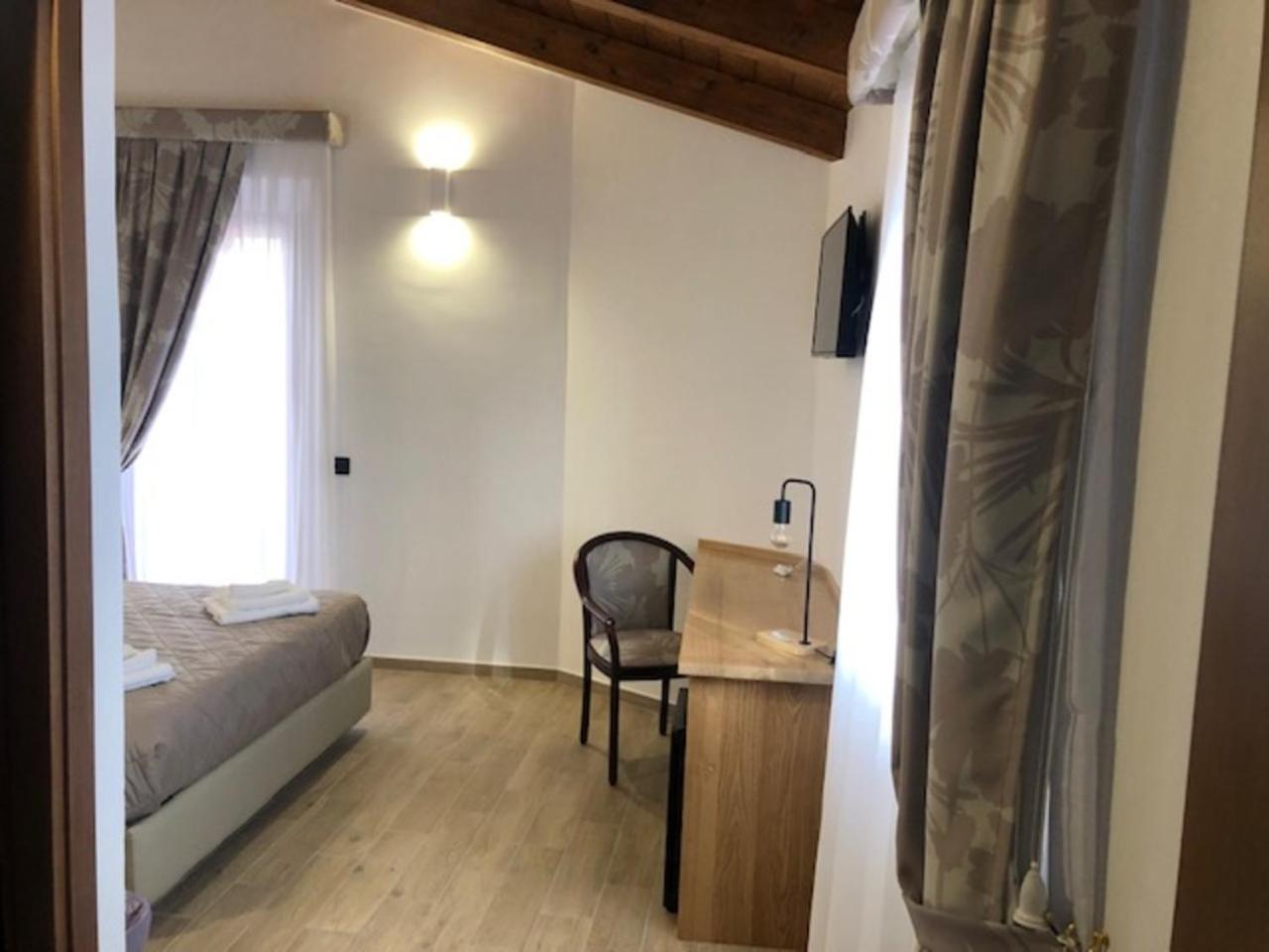Standard King Room photo 1