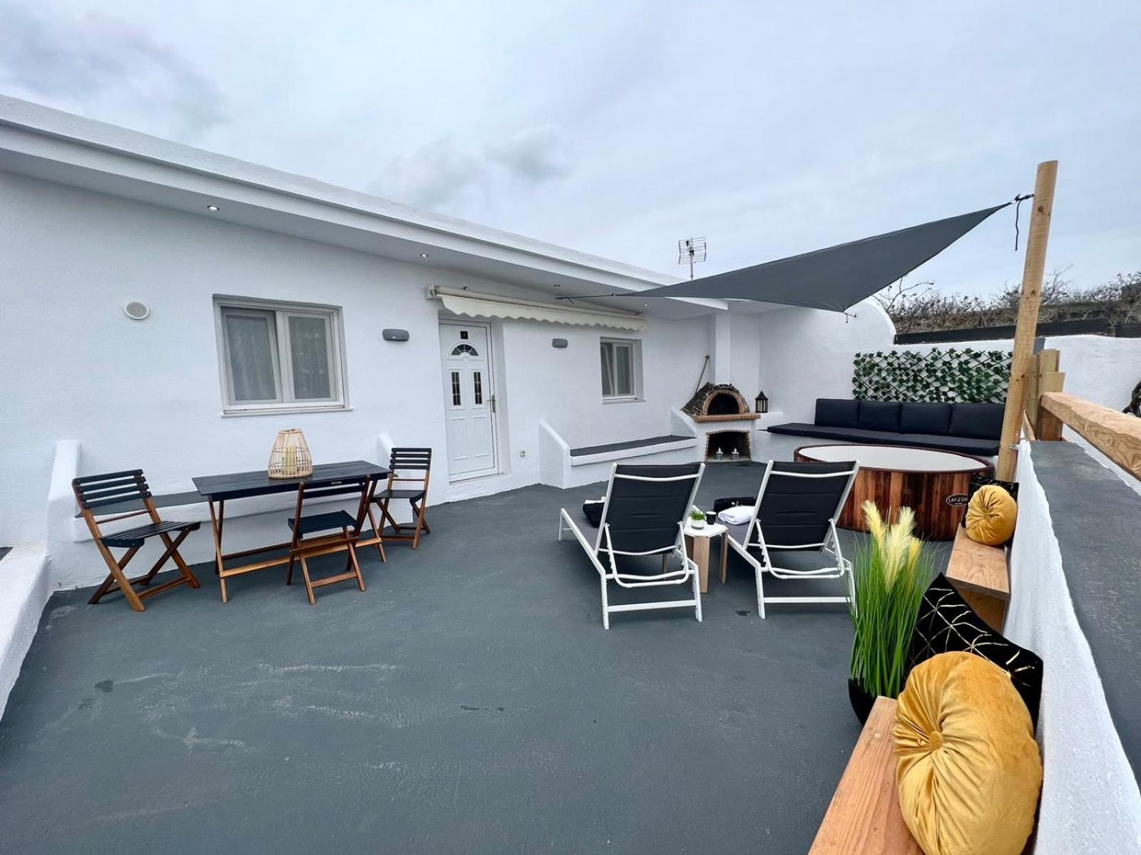 One-Bedroom Apartment  with outdoor hot tub photo 2