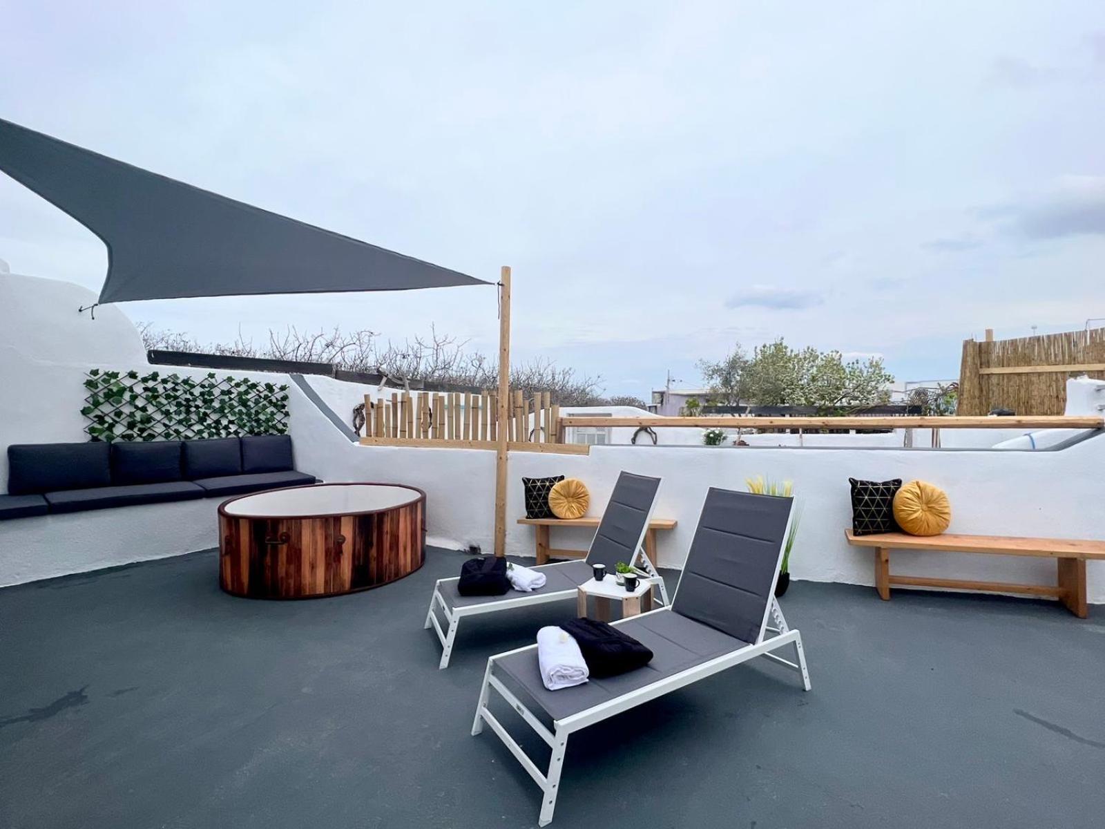 One-Bedroom Apartment  with outdoor hot tub photo 3