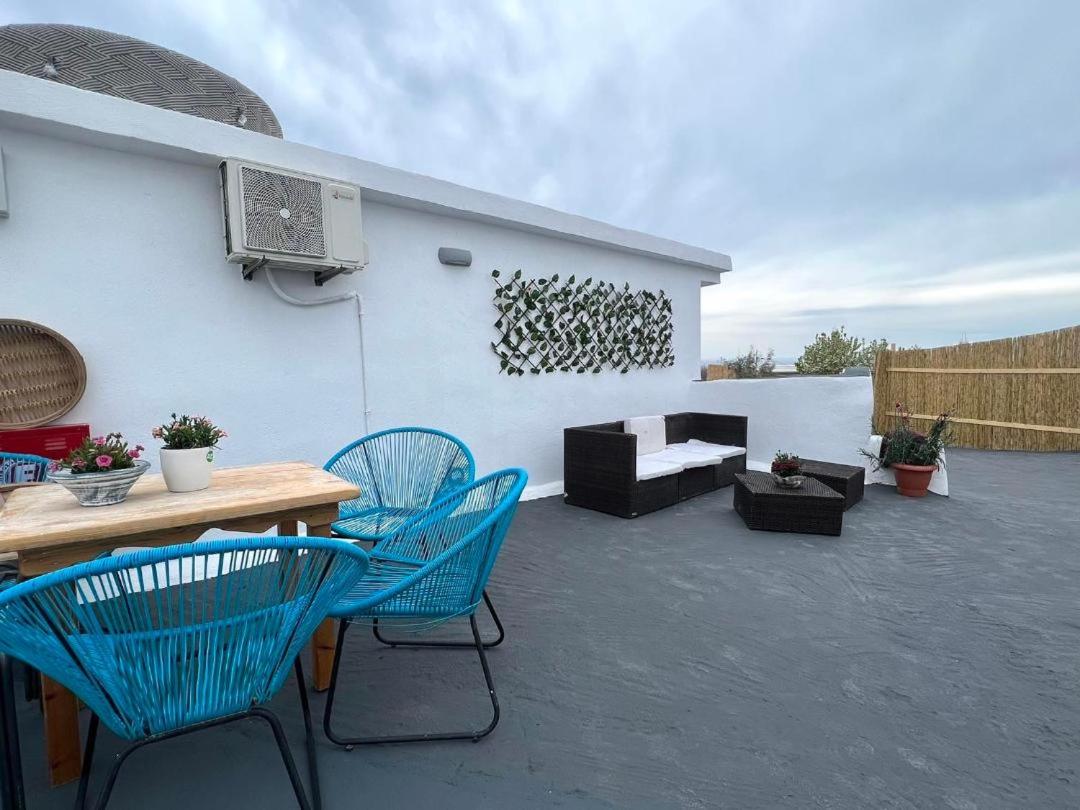 One-Bedroom Apartment  with outdoor hot tub photo 3