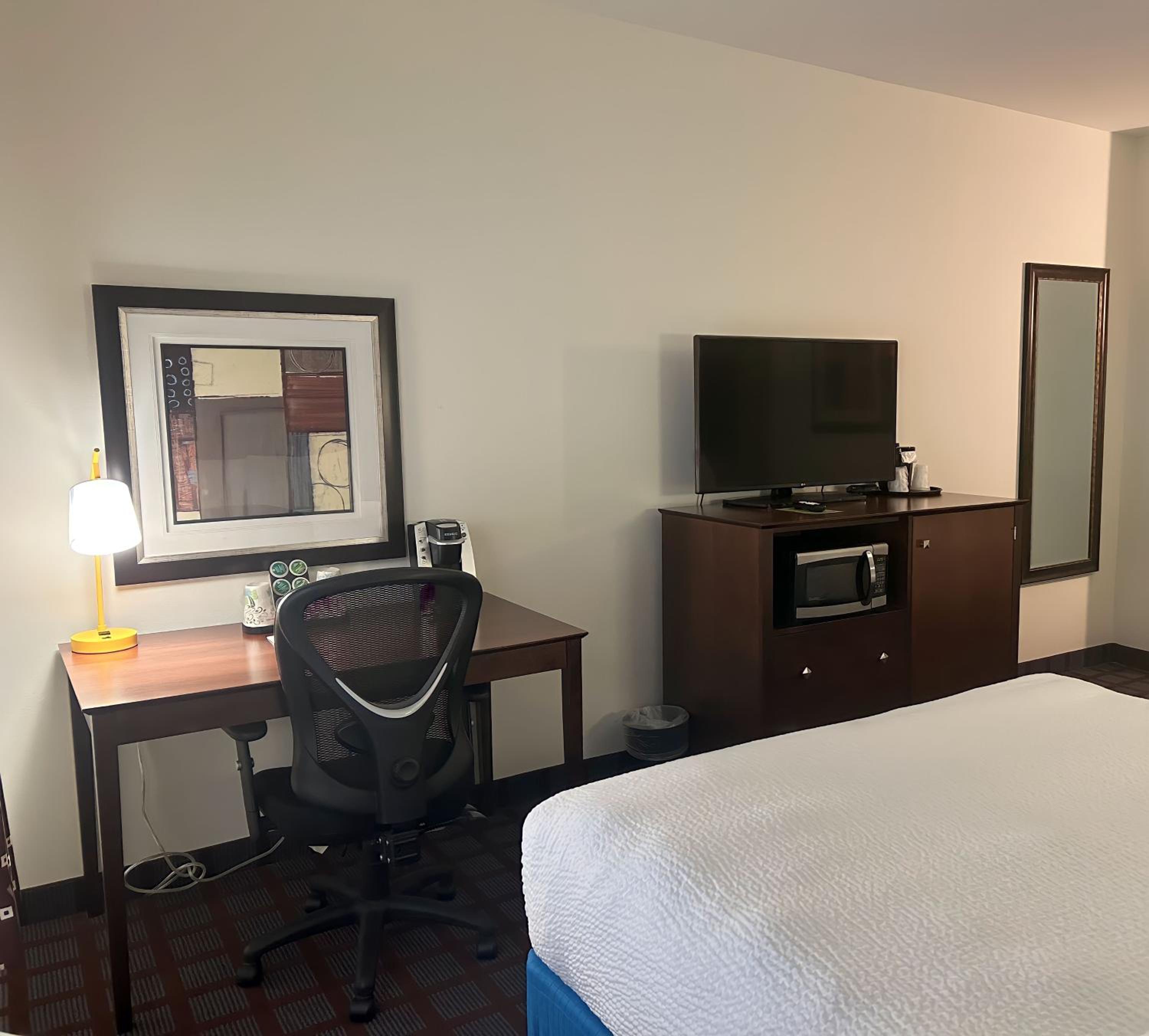 Queen Room with Two Queen Beds - Mobility Access/Non-Smoking photo 2