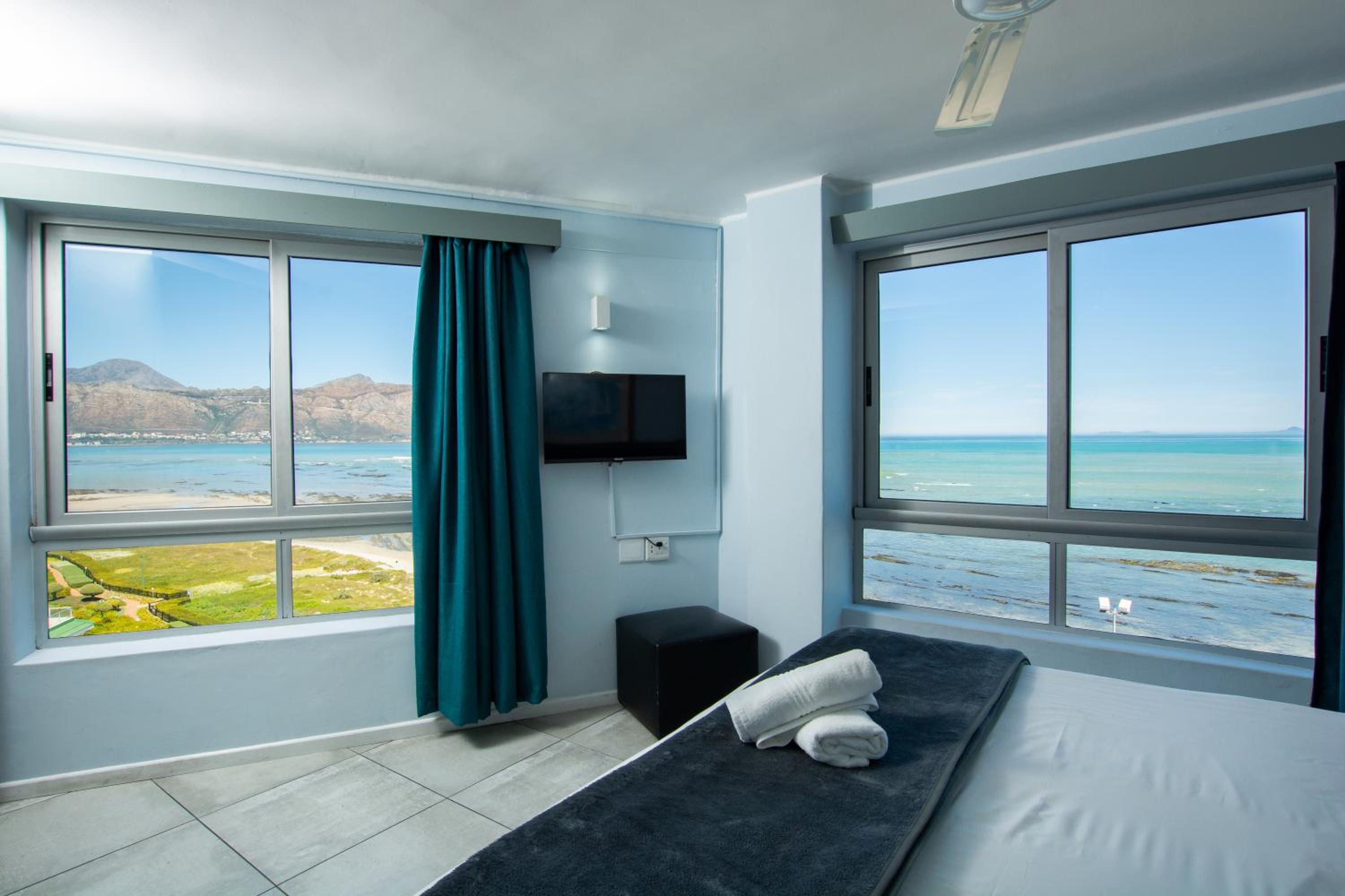 Family Room Sea Facing photo 3