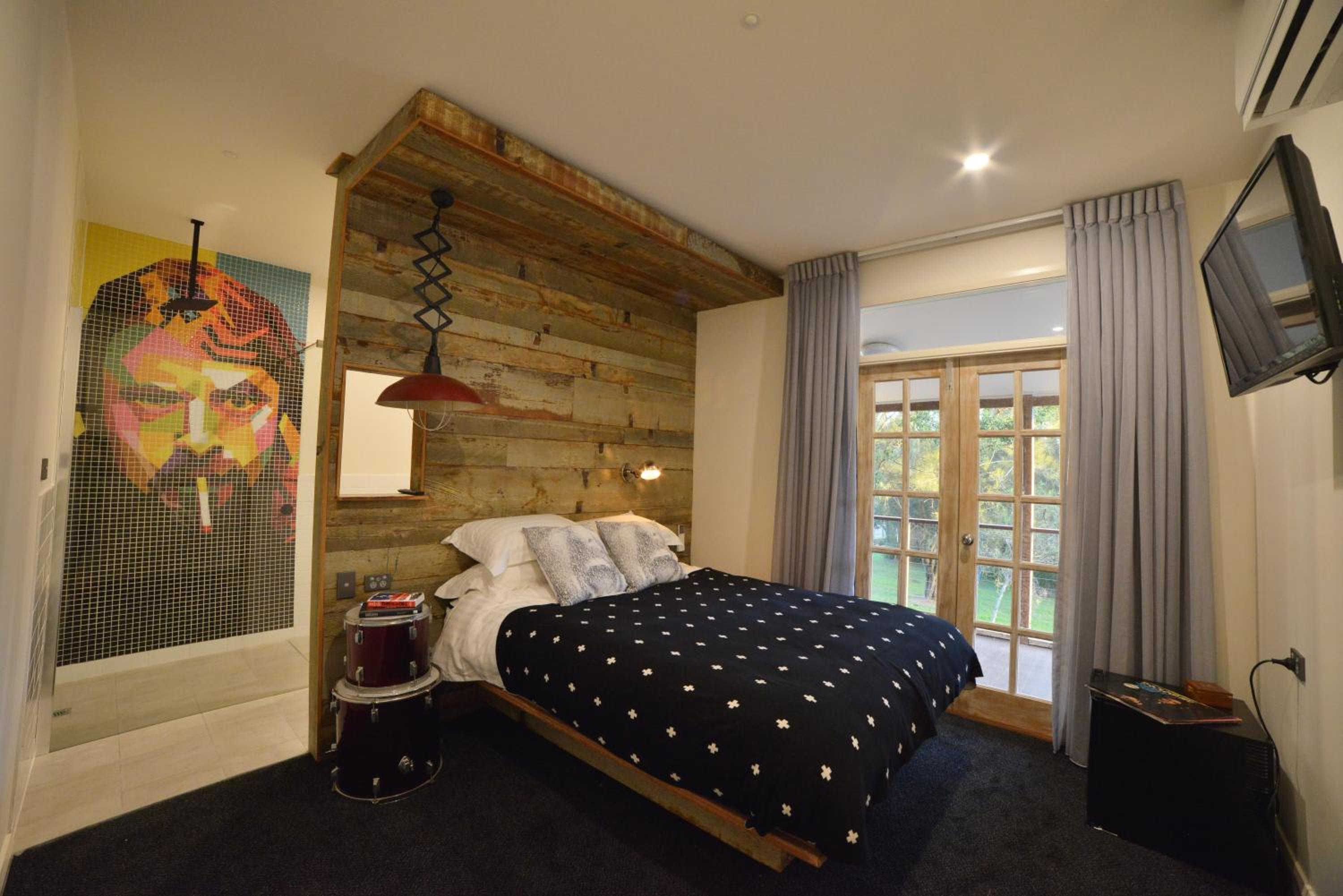 Grohl Queen Room