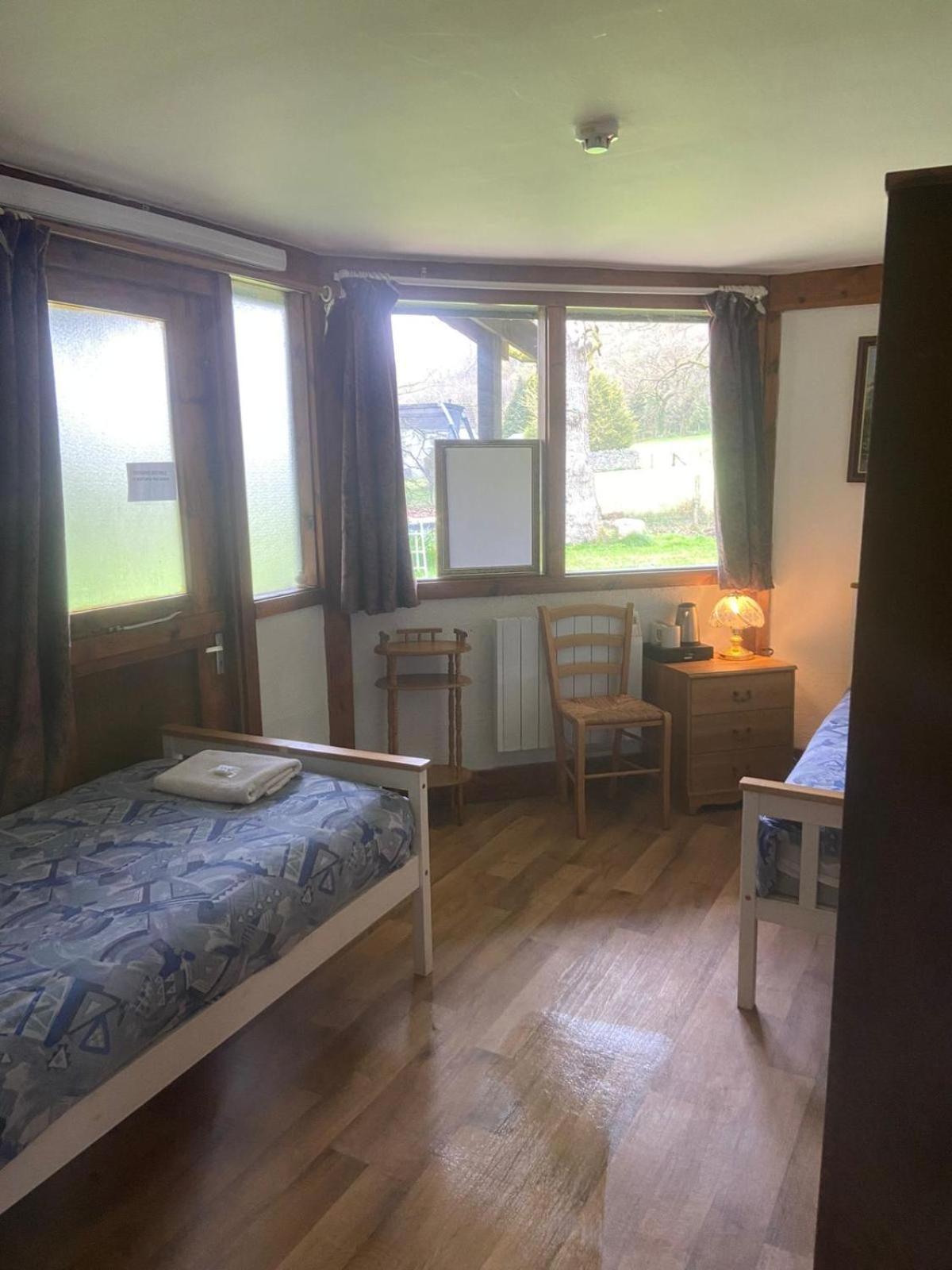 Twin Room with Shared Bathroom photo 3