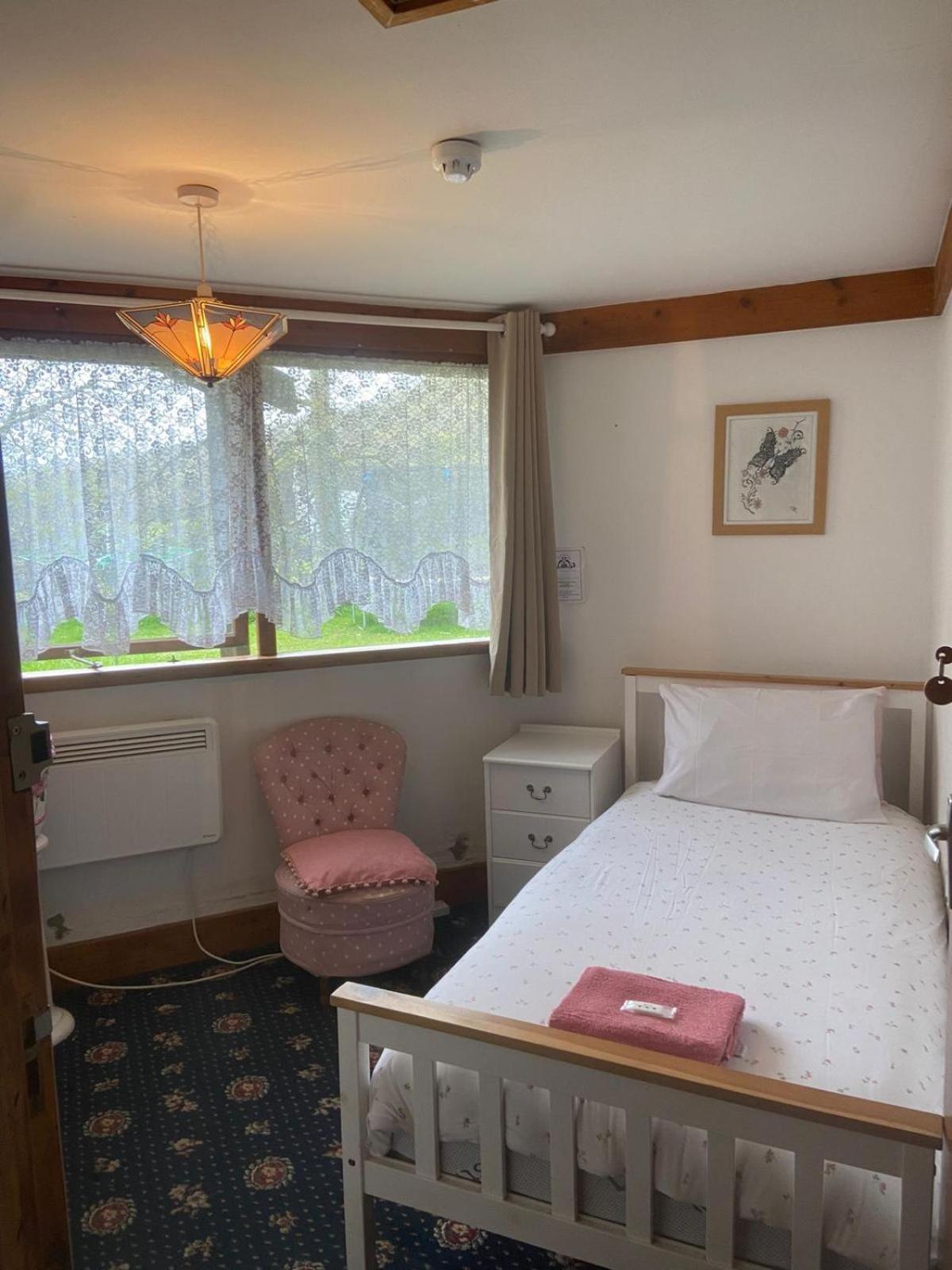 Single Room with Shared Bathroom photo 2
