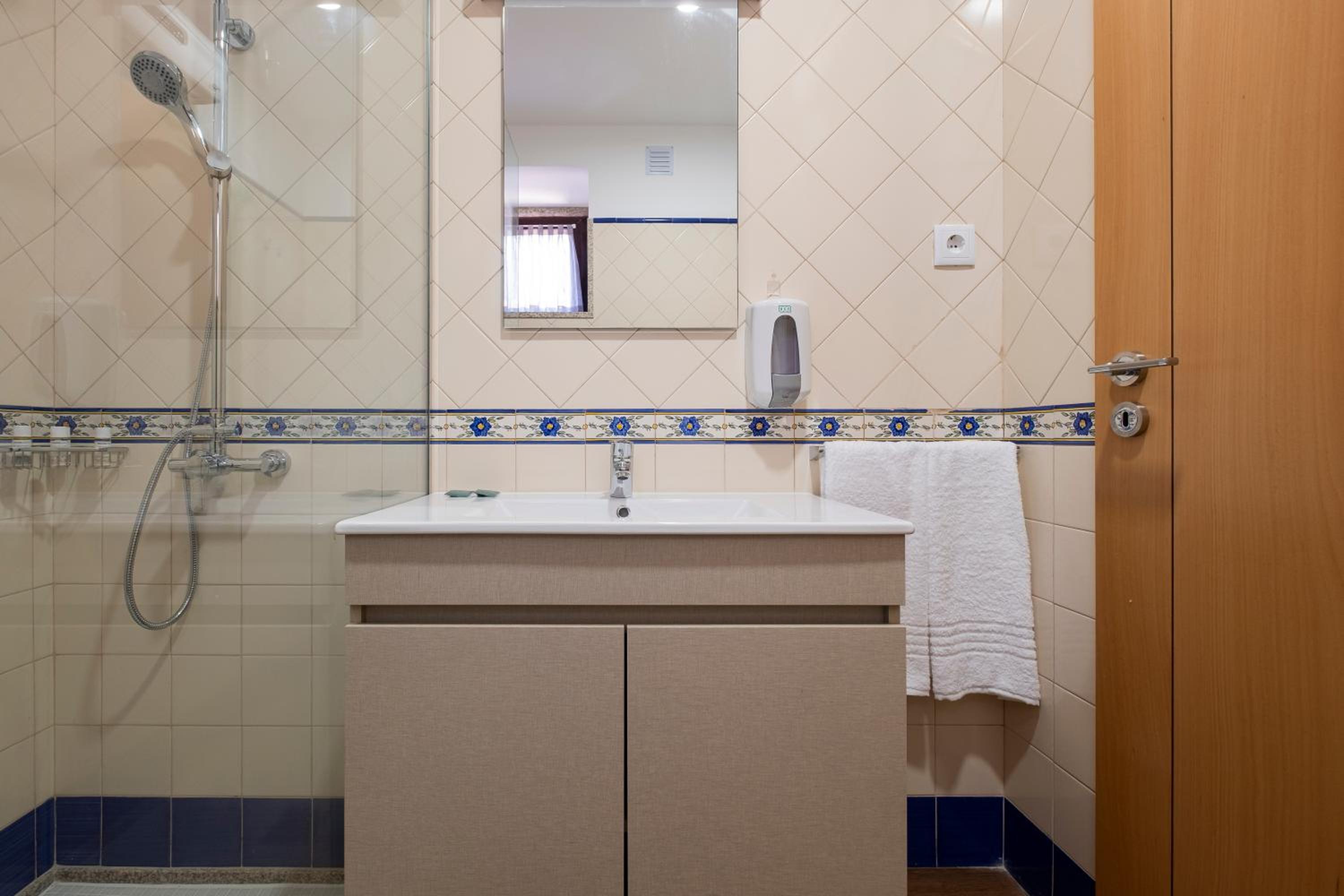 Double or Twin Room with Garden View photo 3