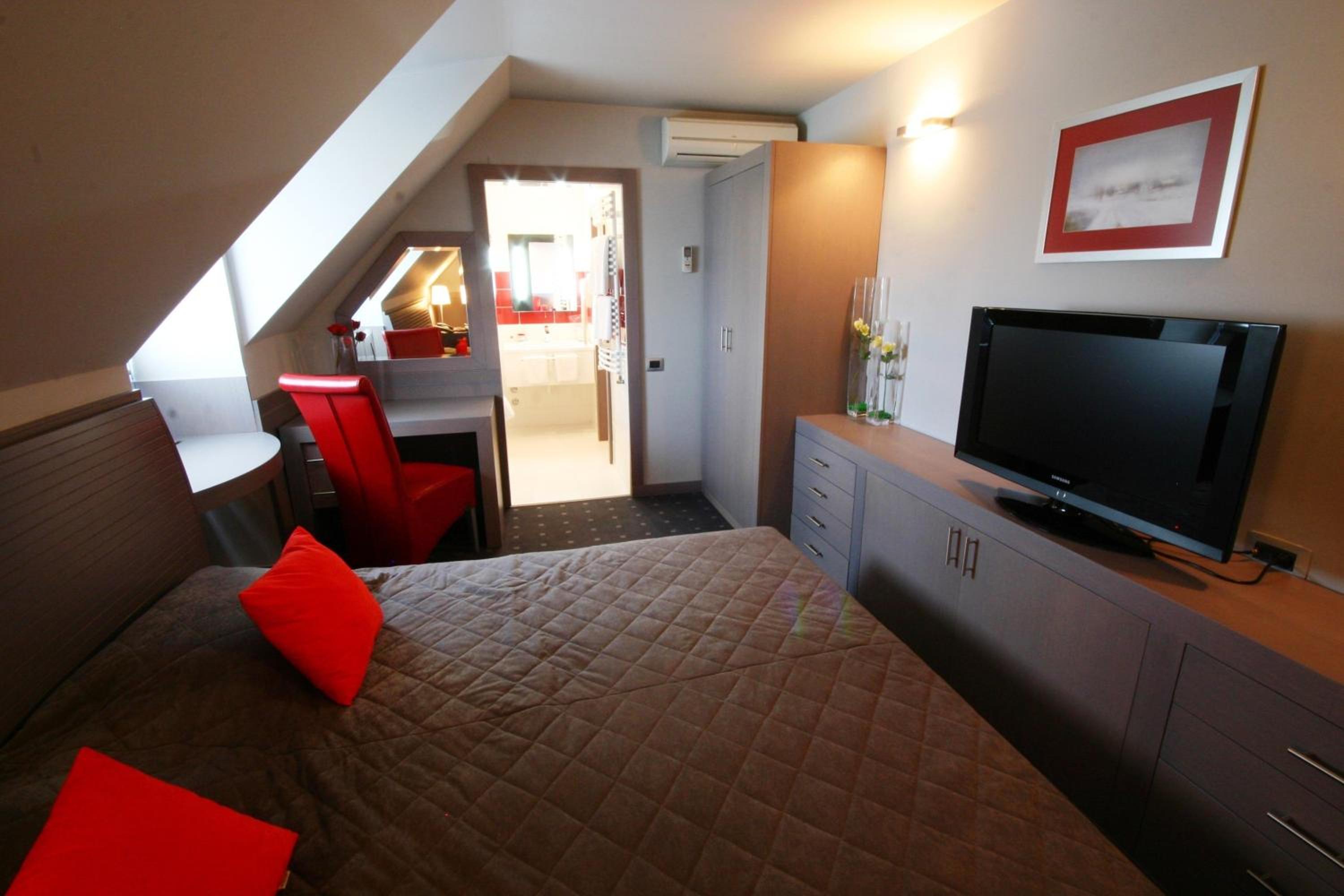 Suite with River View - Photo 17