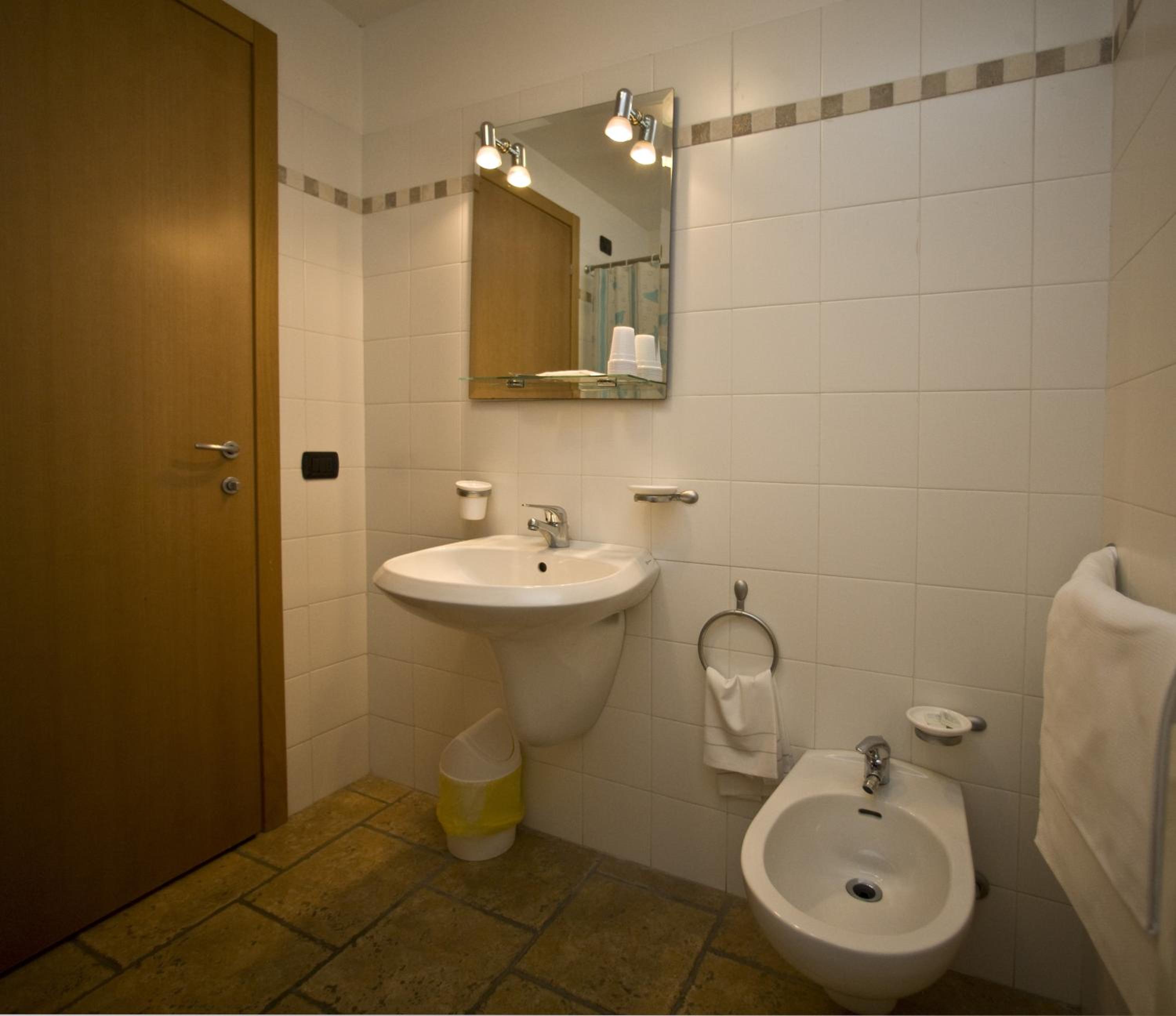 Double or Twin Room - Photo 8